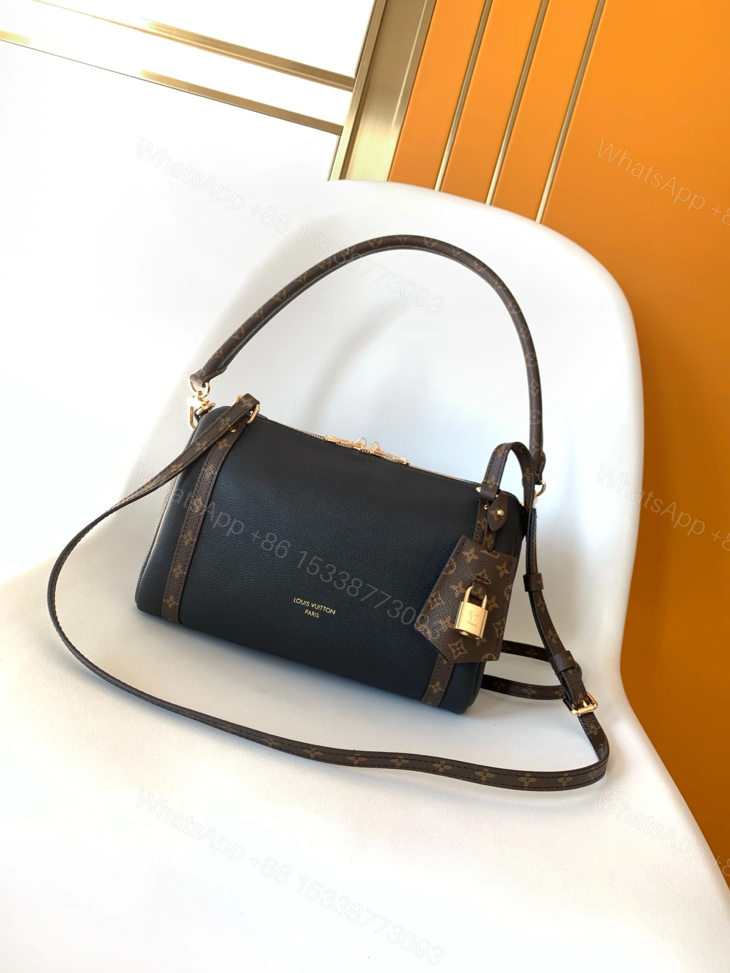 LV 一比一黑色單肩包 Monogram細節鎖扣設計 — view 1