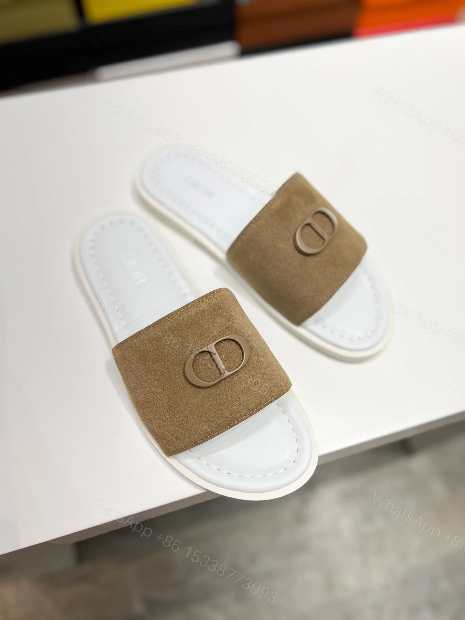 DIOR 高仿 男款CD麂皮拖鞋 米棕色休閒涼拖 百搭輕奢款 — view 1