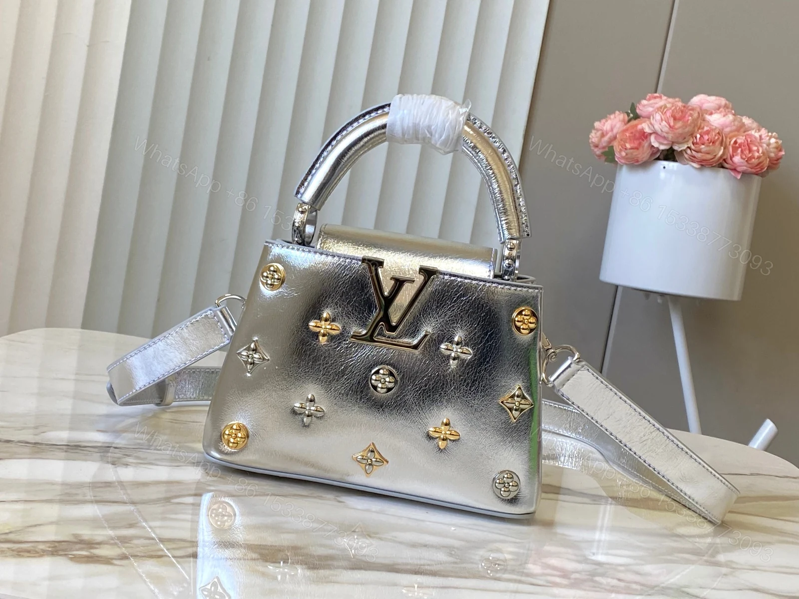 LV 高仿 女款 Capucines 迷你手提包 銀色金屬款 時尚潮流設計 — view 1