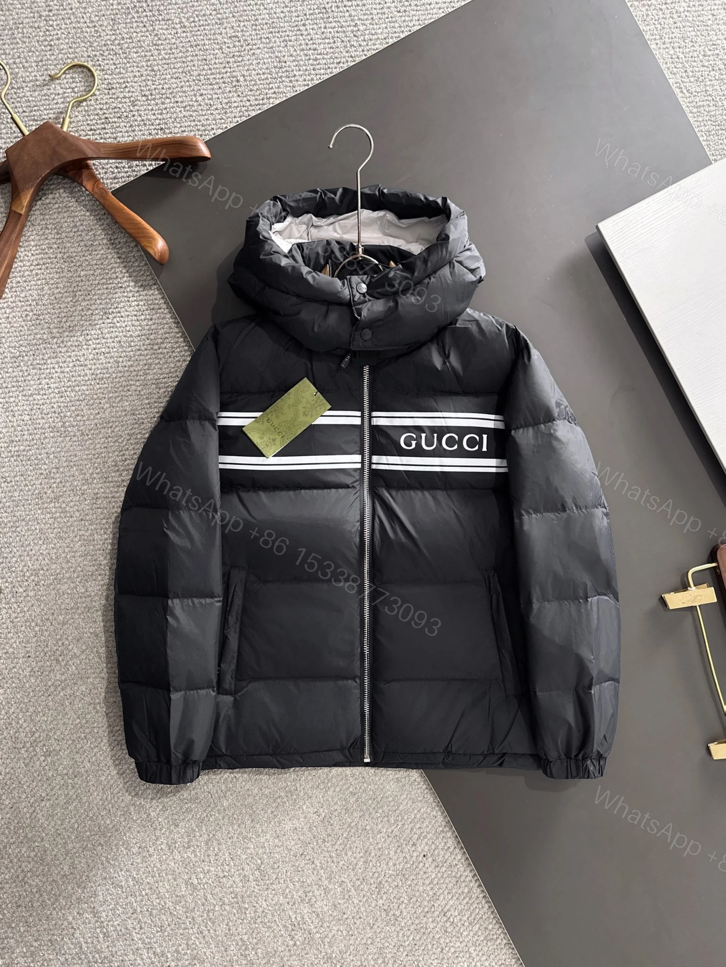 Gucci原單黑色連帽羽絨外套 經典LOGO與防風設計兼具 — view 1