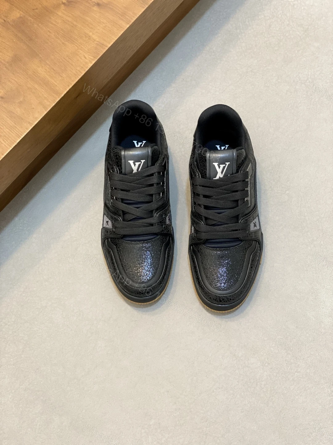 LV 男款壓紋皮革運動鞋 一比一 全黑質感設計 百搭實穿款 — view 1