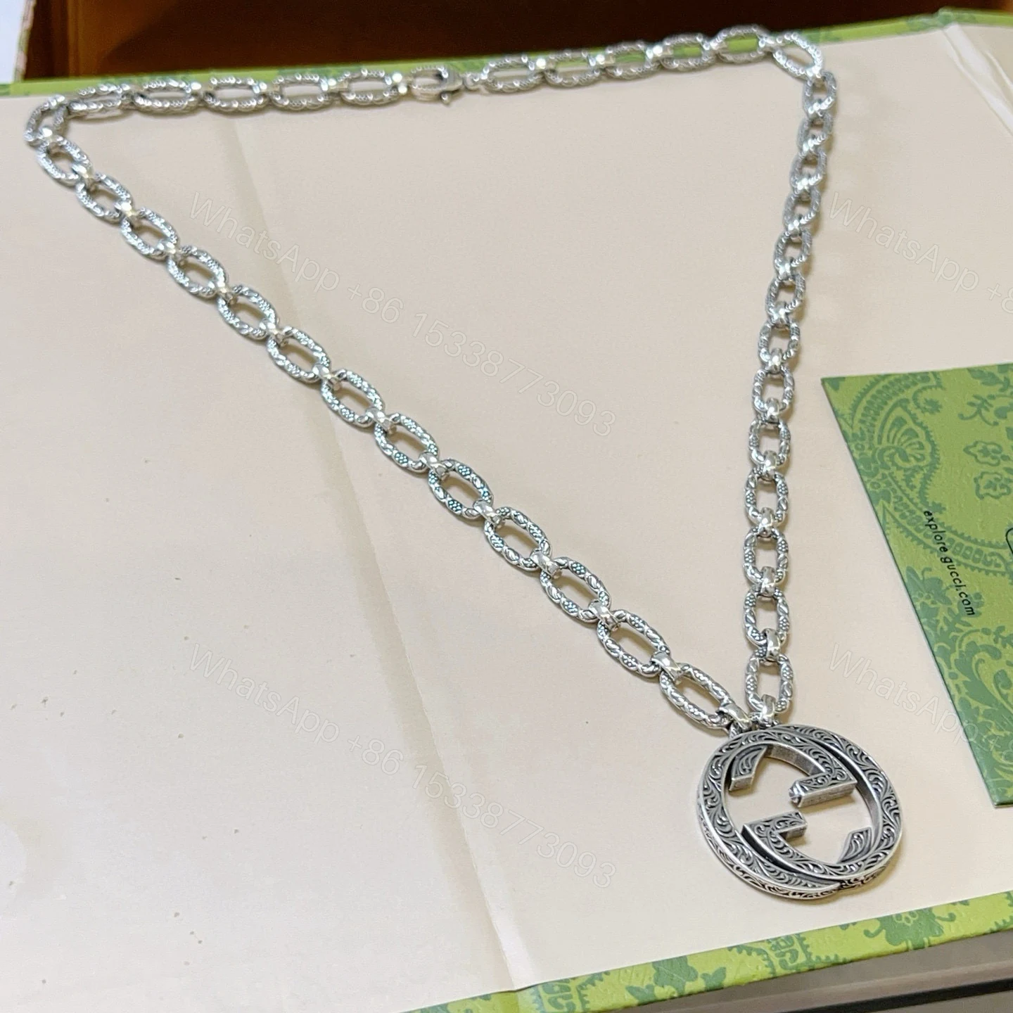 Gucci高仿復古銀鏈男士項鍊 雙G雕刻圓牌潮流單品 — view 1