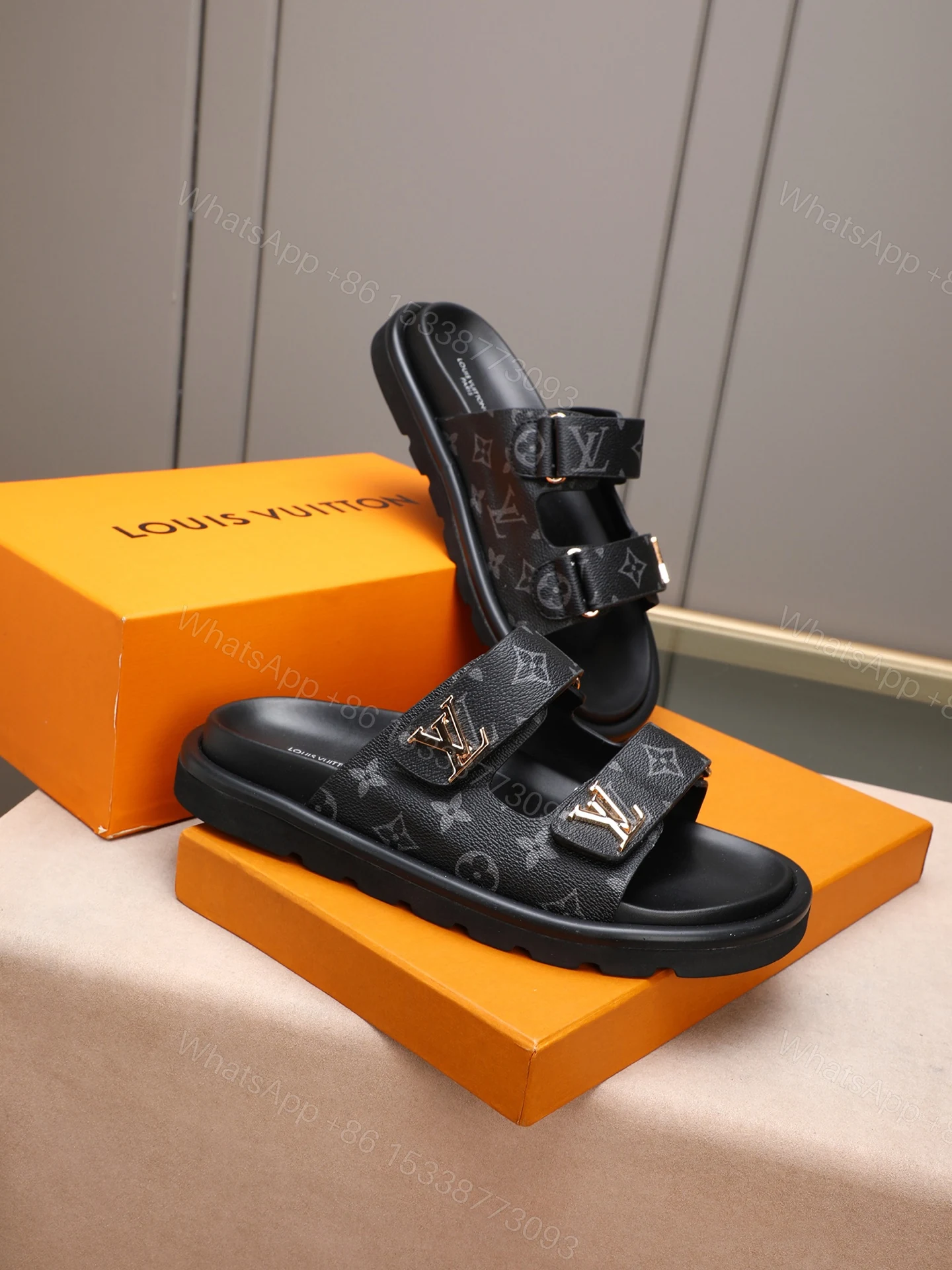 LV 高仿 黑灰Monogram雙帶拖鞋 低調高級休閒款 — view 1