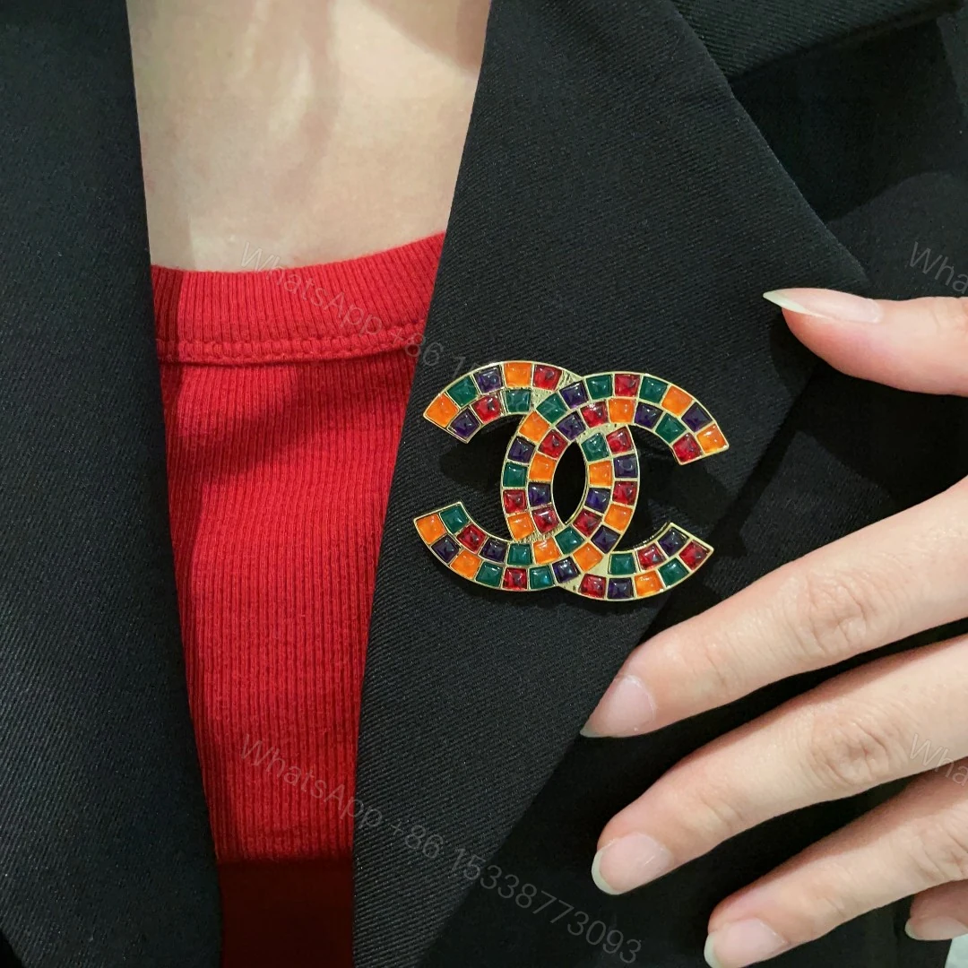 Chanel 高仿彩色雙C胸針 幾何寶石鑲嵌設計 摩登吸睛款 — view 1