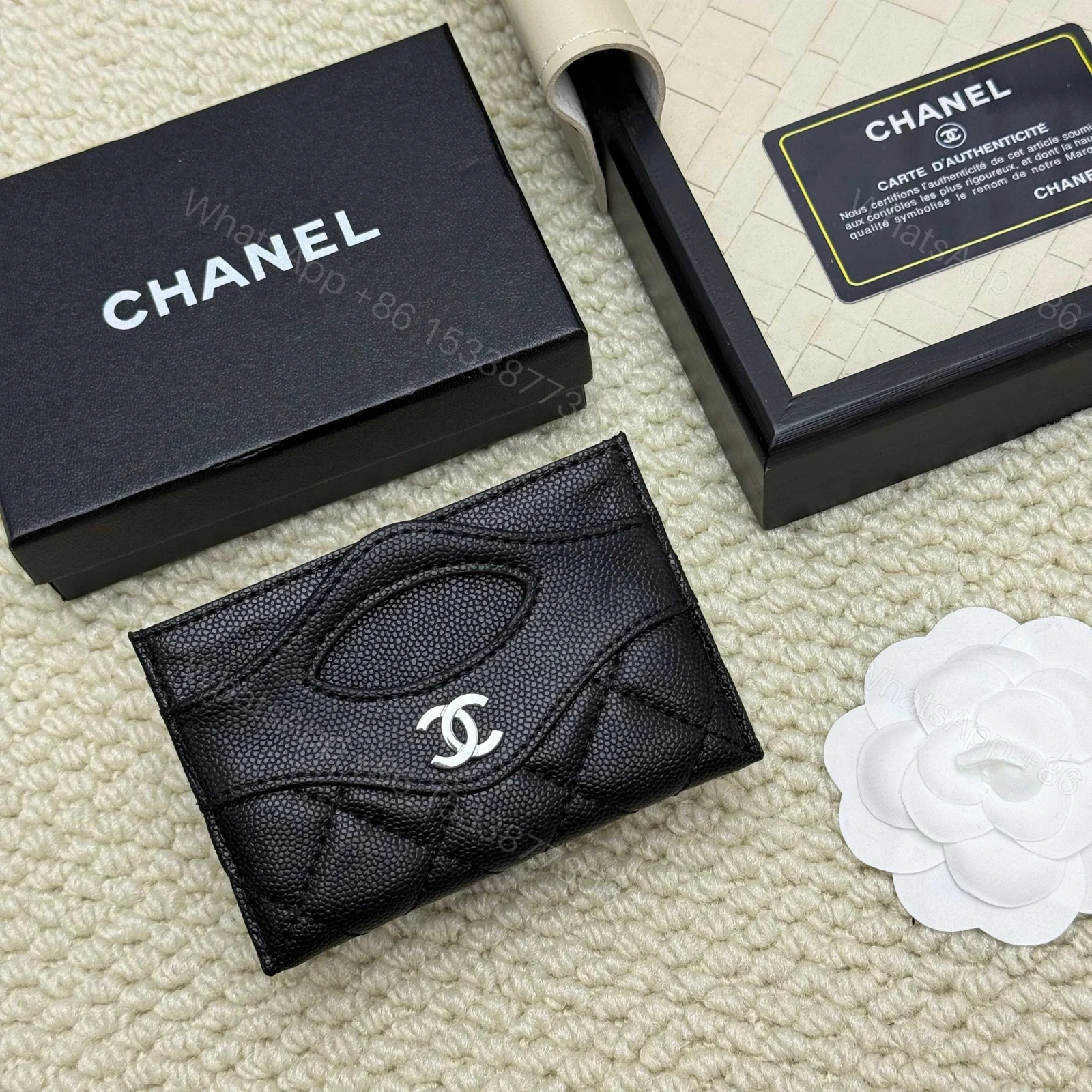 Chanel 高仿女用卡夾 黑色銀扣極簡款 質感立體壓紋設計 — view 1
