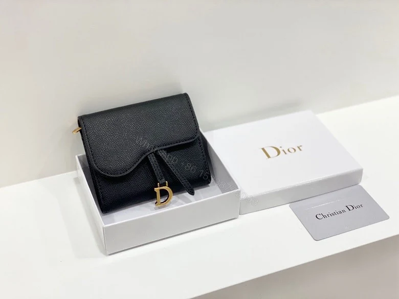 Dior原單短夾 黑色粒面皮革金D吊飾 女士極簡設計款 — view 1