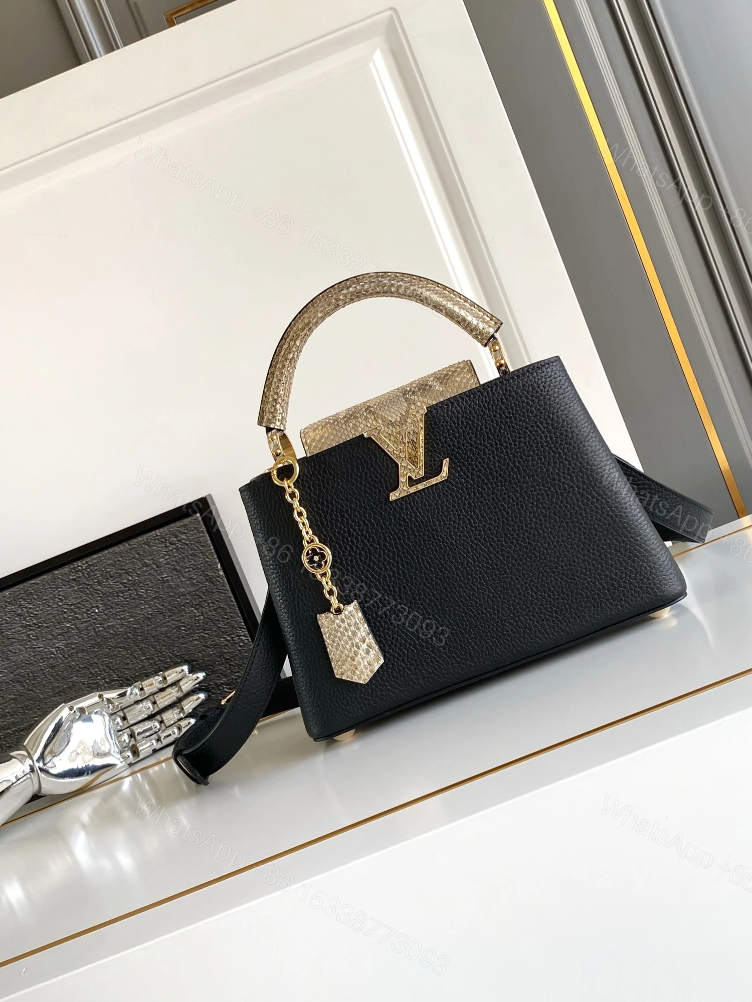 LV 高仿 女款 Capucines 黑金蛇紋手提包 商務風斜背包 — view 1