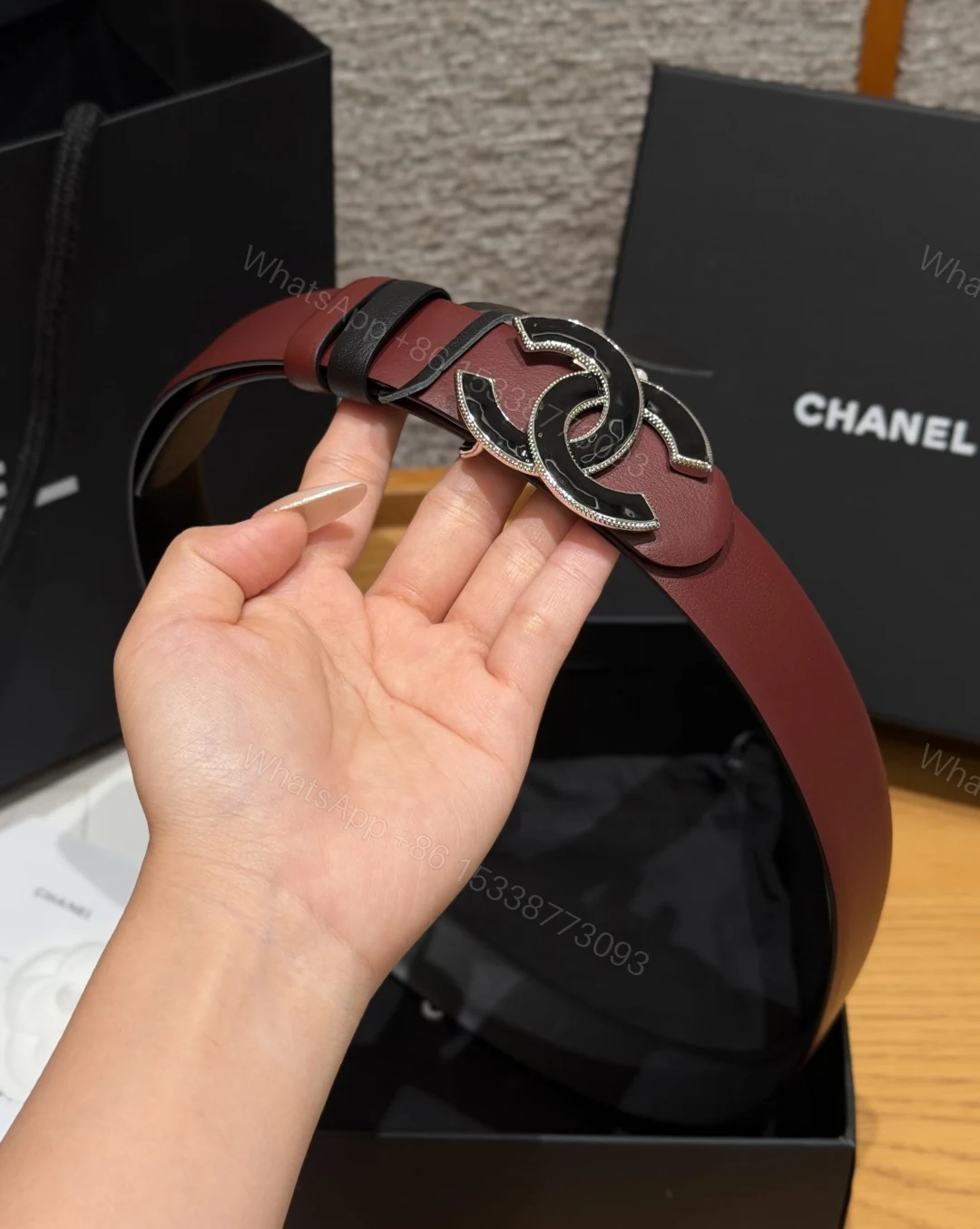ChanelA貨酒红色琺瑯雙C扣女士精品皮帶 — view 1