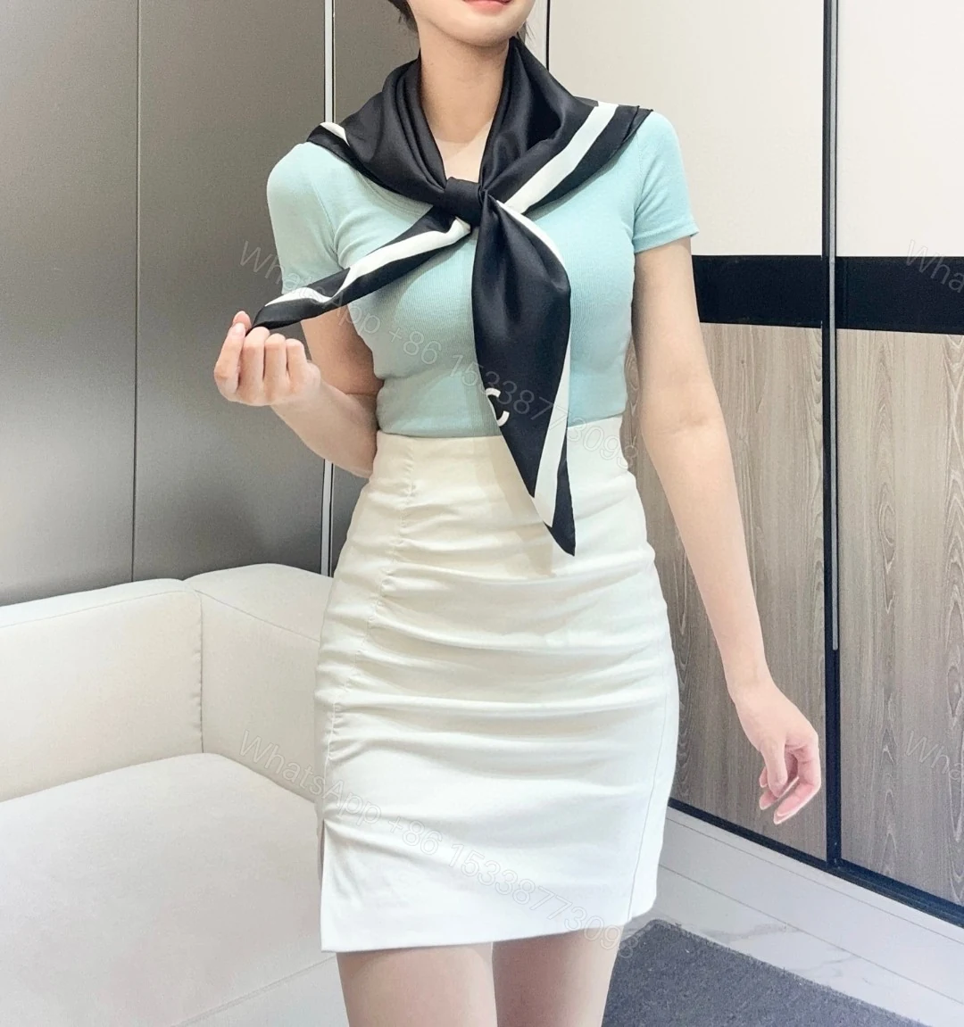 Chanel A貨絲巾 黑白經典Logo方巾 百搭氣質披肩 通勤穿搭必備 — view 1