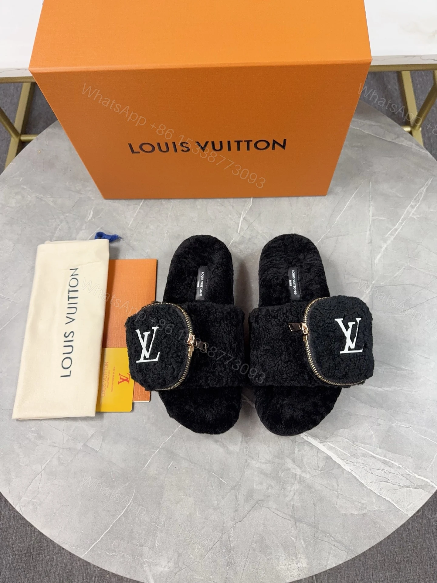 LV 高仿羊羔絨拖鞋 黑色口袋款 — view 1
