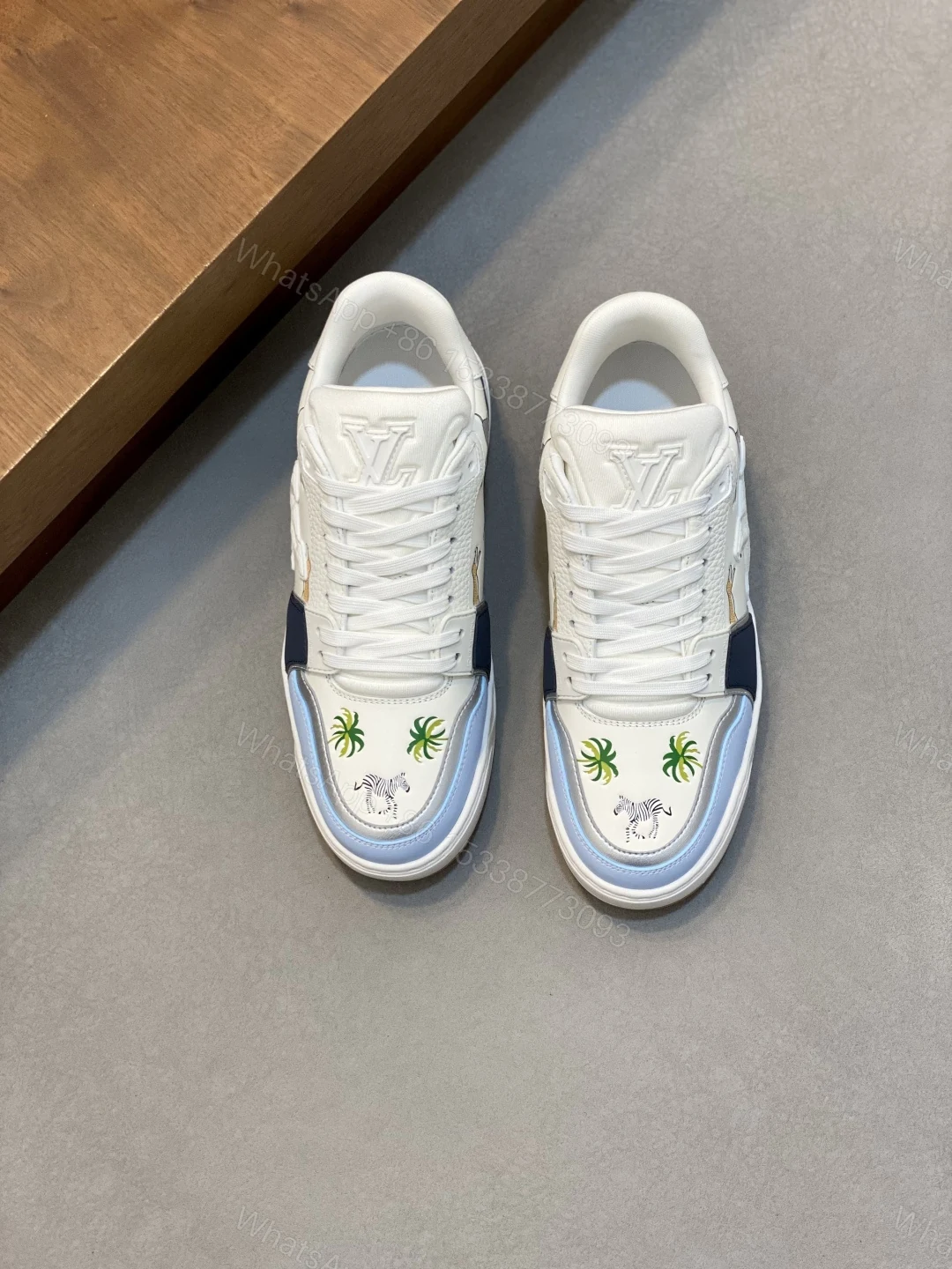 LV 原單 男款 Trainer 亮藍拼接 刺繡經典休閒鞋 — view 1