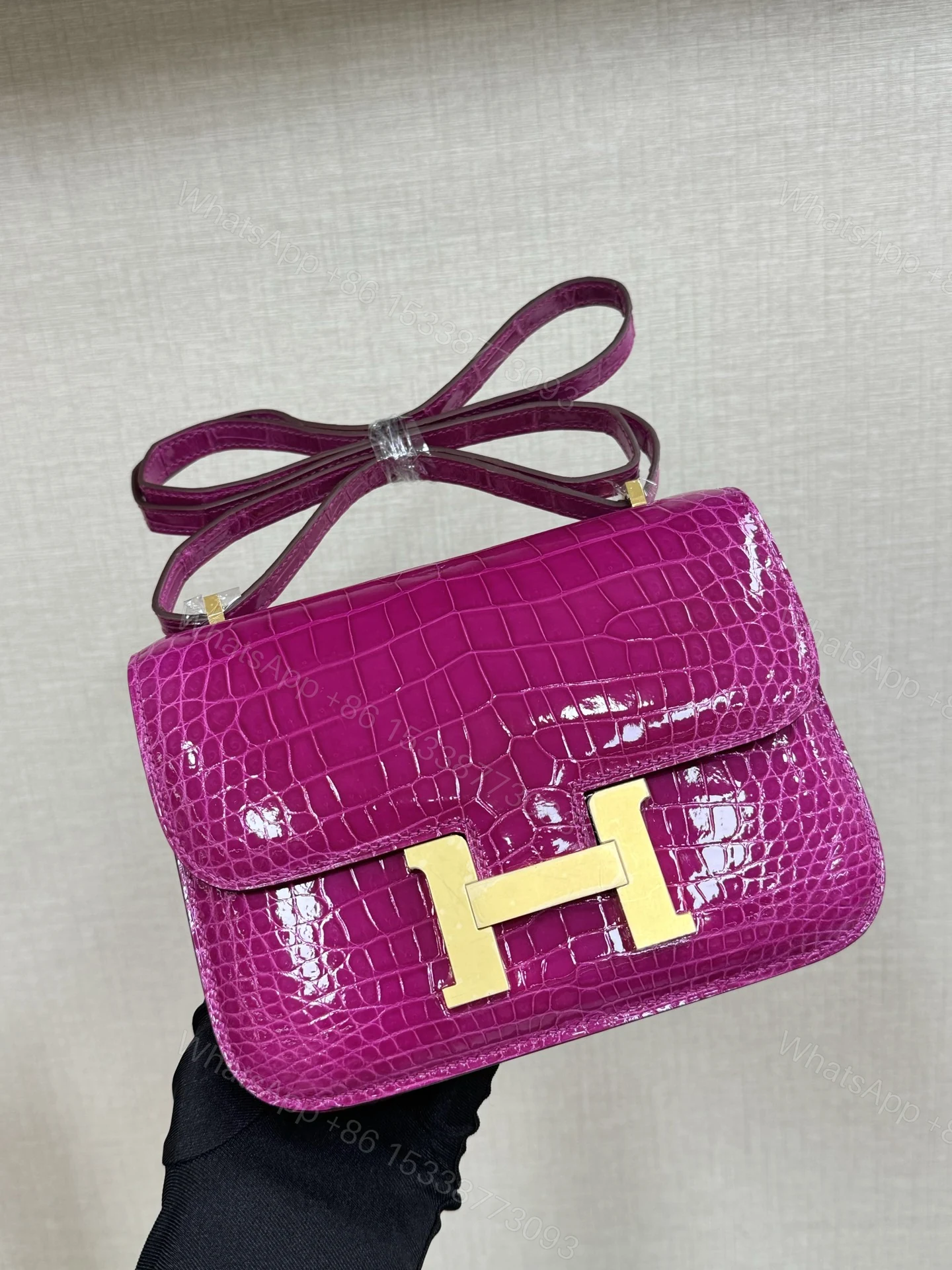 Hermes 原單 女款 Constance 亮粉鱷魚紋斜背包 高級時尚款 — view 1