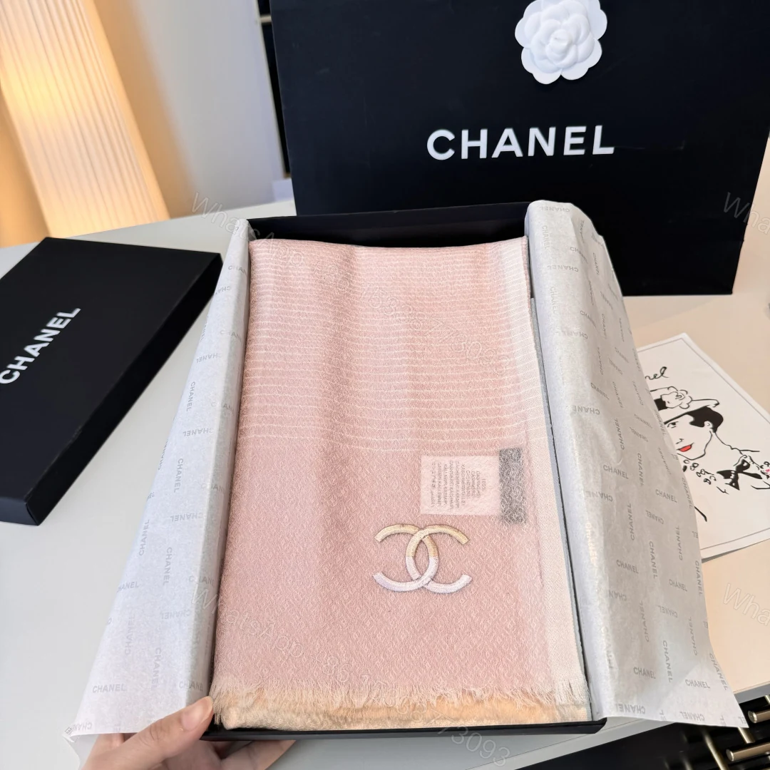 Chanel 高仿女士雙C刺繡圍巾 粉色氣質款 柔軟保暖百搭首選 — view 1