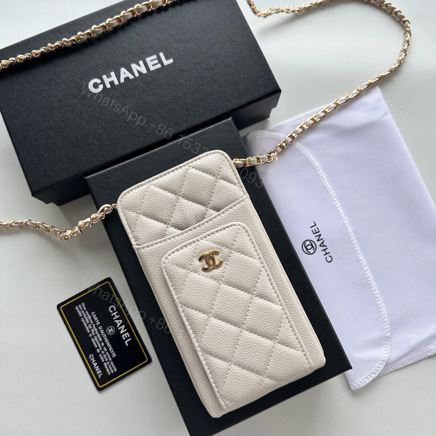 Chanel A貨女士斜背手機包米白色 俐落收納極簡風 — view 1