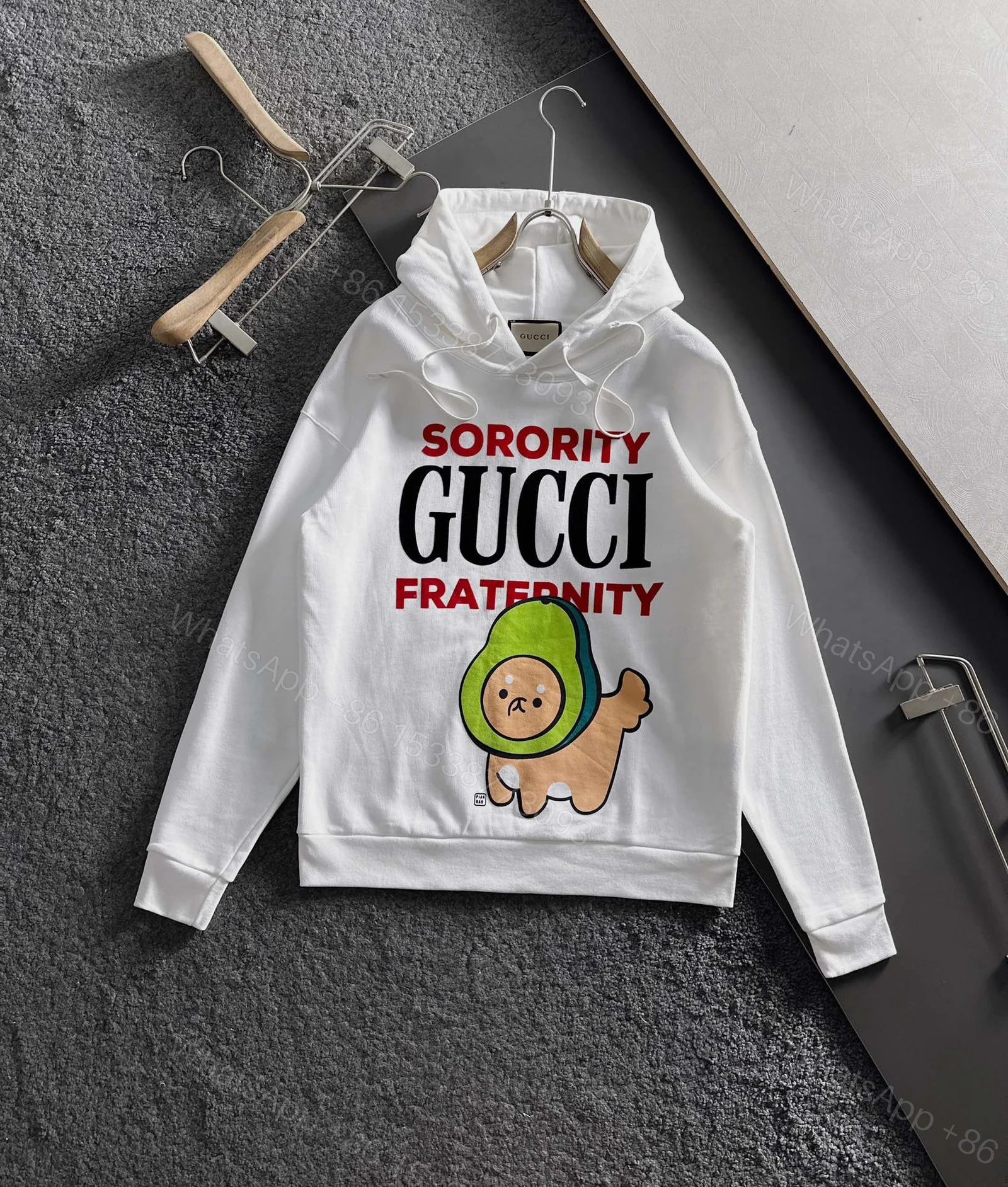 Gucci高仿男女款白色連帽T酪梨狗插圖設計質感可愛兼具 — view 1