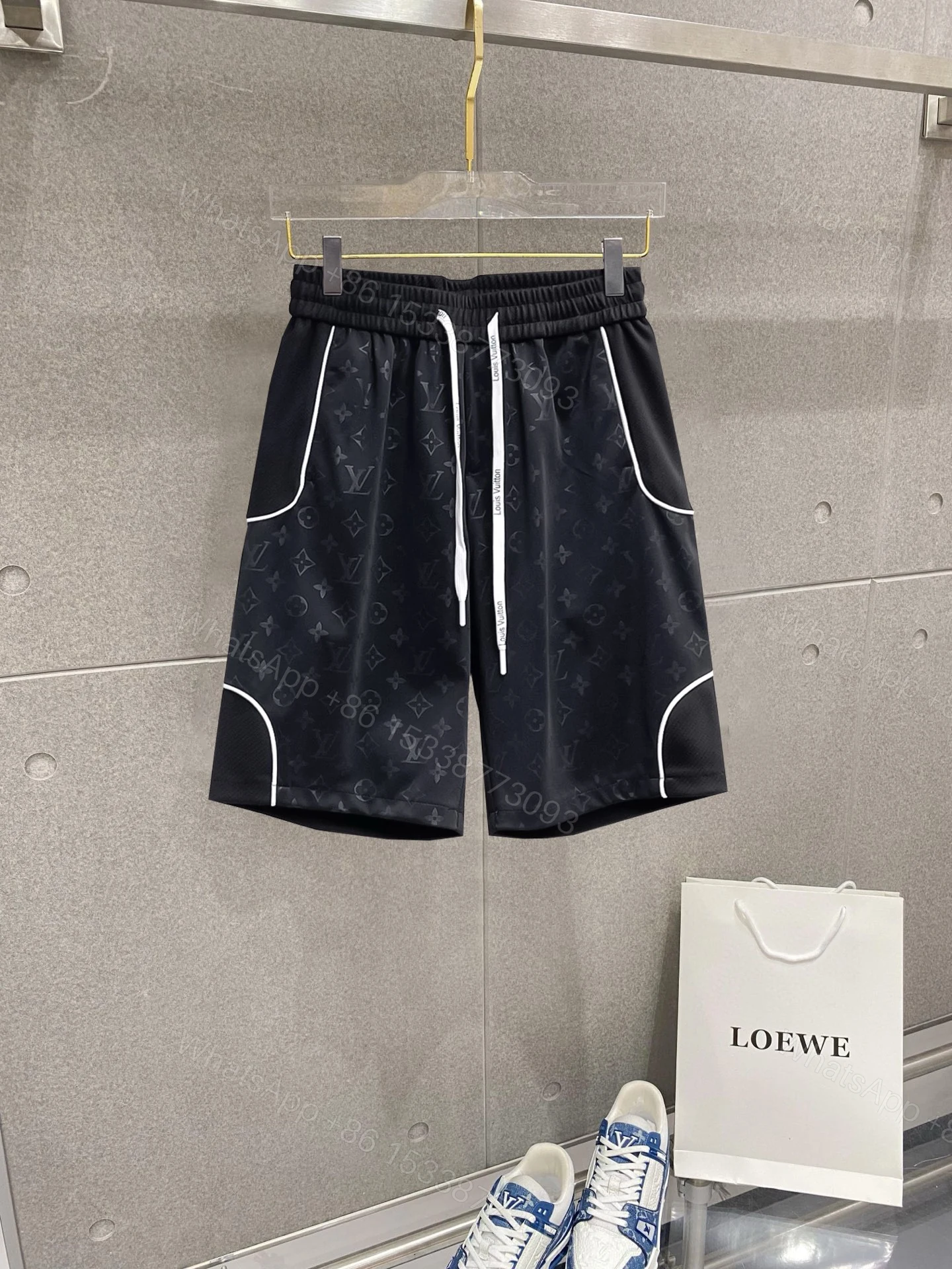 LV 原單黑色立體壓紋短褲 Monogram浮雕設計 高端休閒百搭款 — view 1