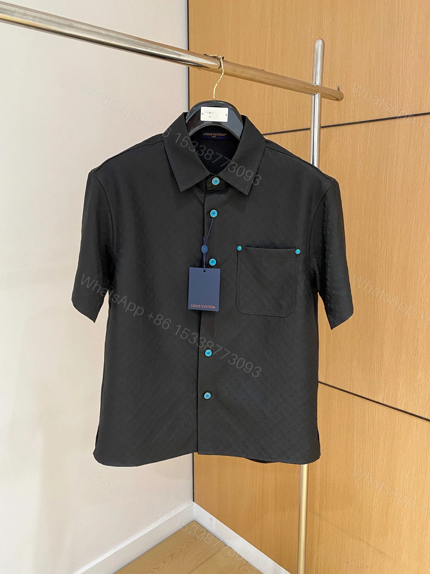 LV 精品仿製短袖襯衫黑色壓紋藍釦款摩登感十足 — view 1