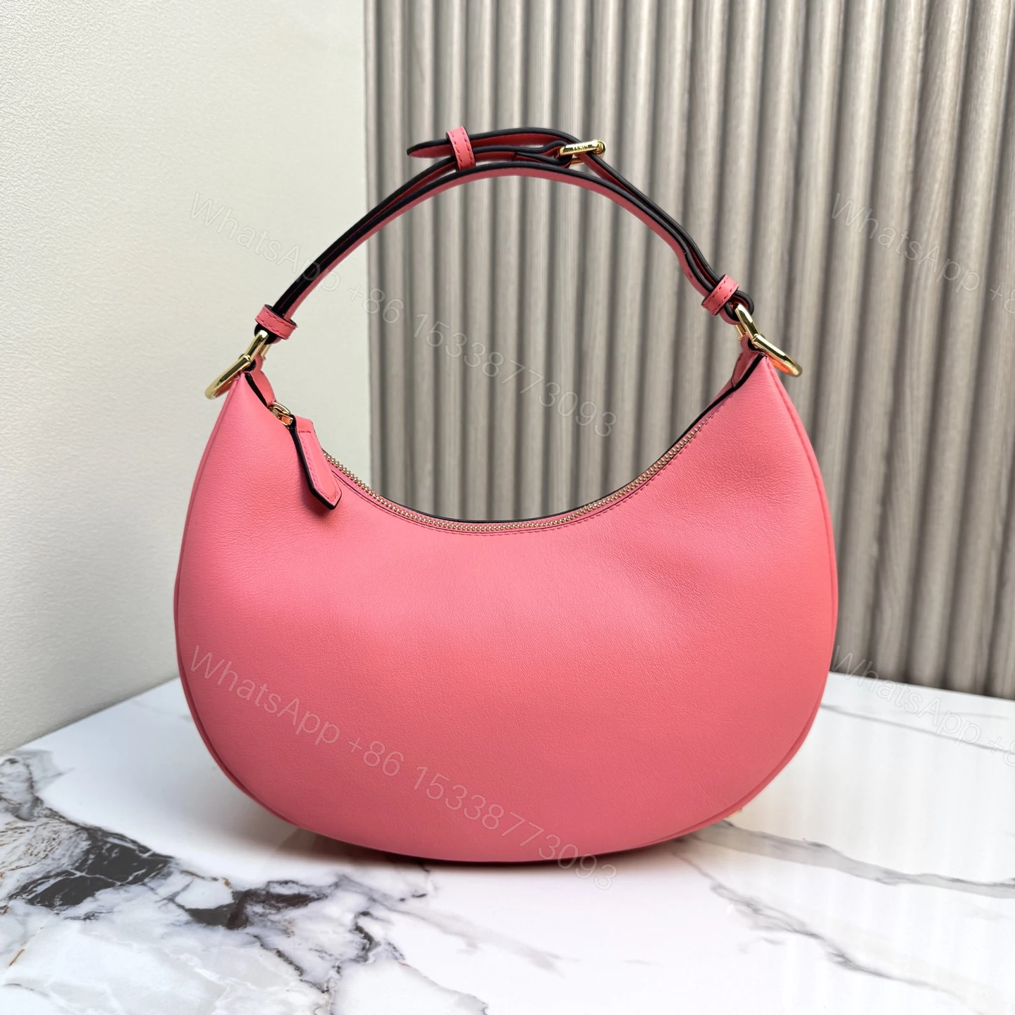Fendi 高仿 Graphy粉色牛皮半月包時尚肩背包 — view 1