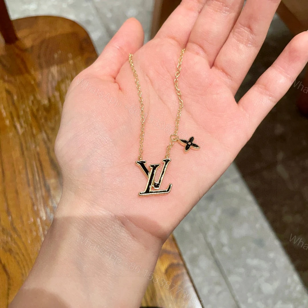LV 高仿金屬字母項鍊 典雅黑金配色設計感 — view 1