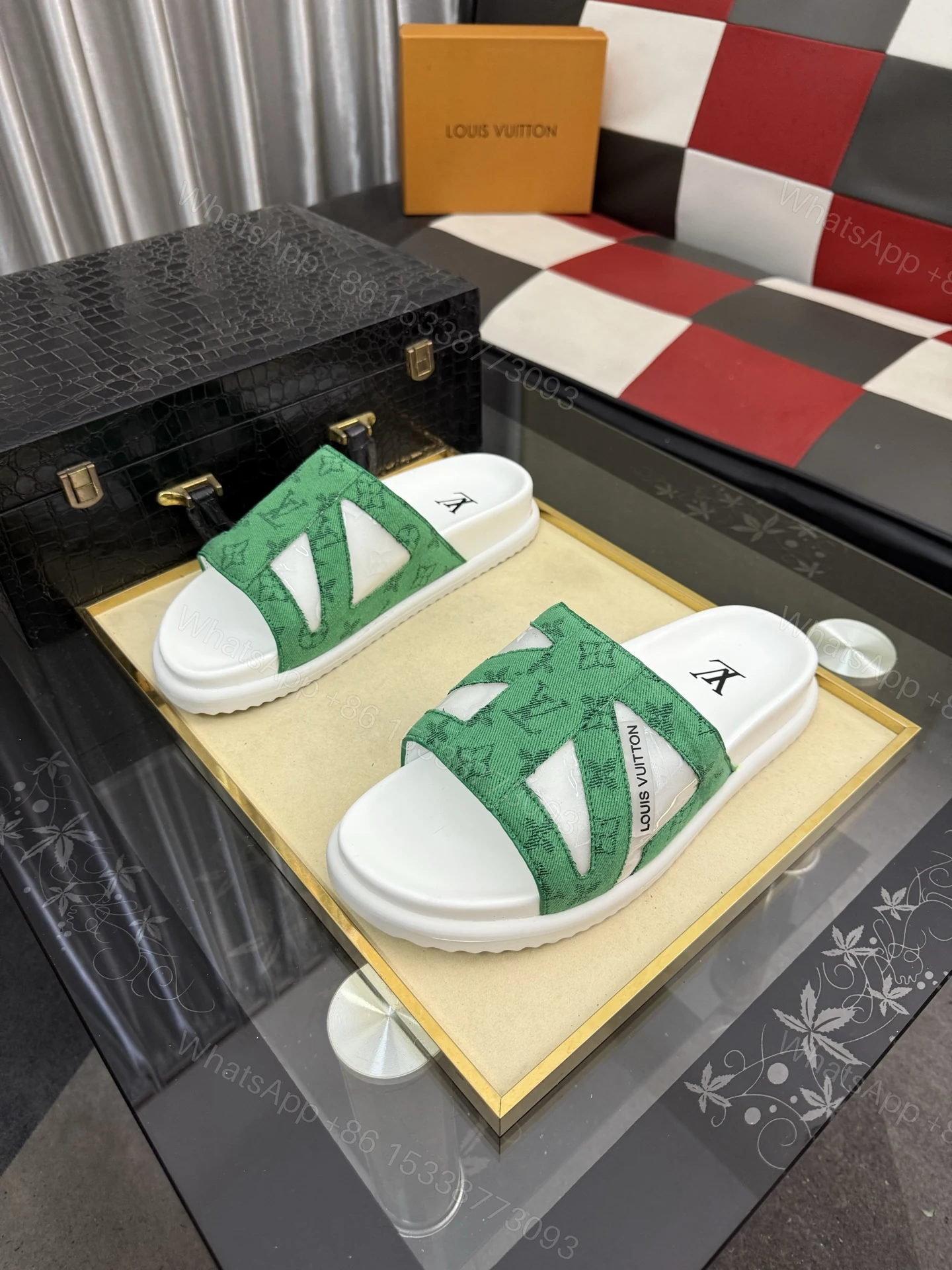 LV 一比一 男款 拖鞋 綠色 Monogram 拼接設計 潮流休閒風 — view 1