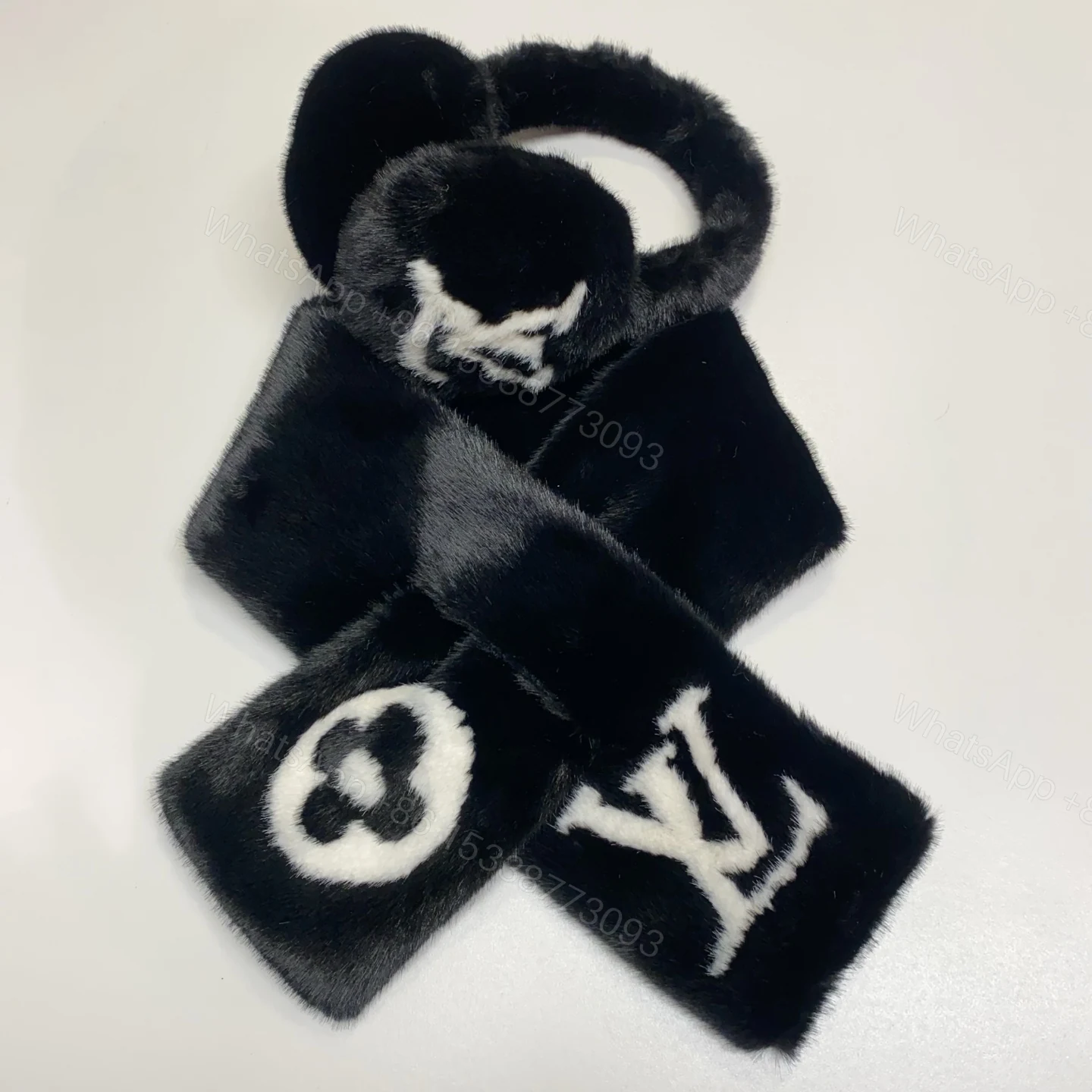 LV A貨毛絨圍巾耳罩套組男女款黑白經典LOGO百搭禦寒組合 — view 1