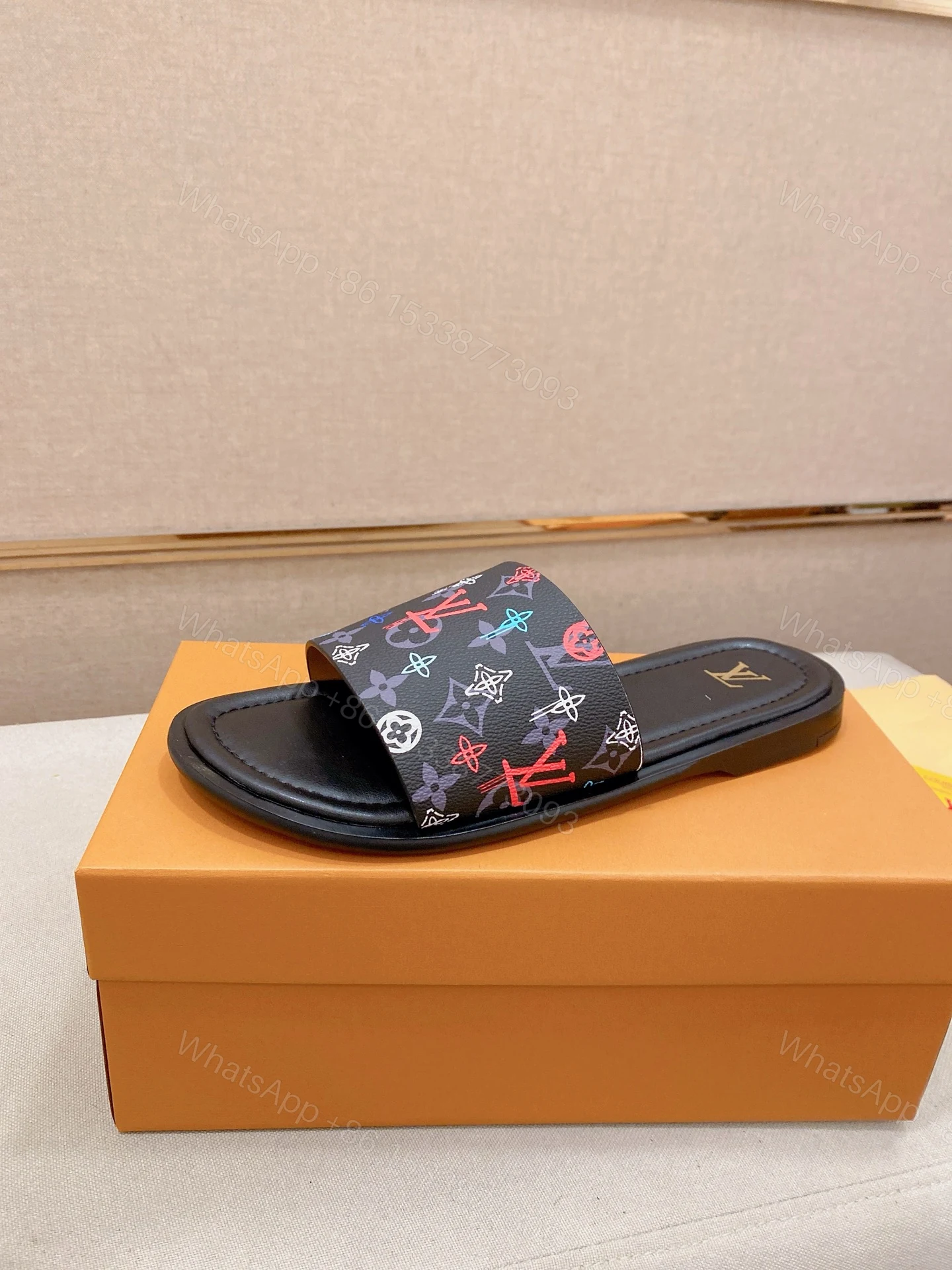 LV 高仿 男款拖鞋 彩色Monogram設計 潮流個性款 — view 1