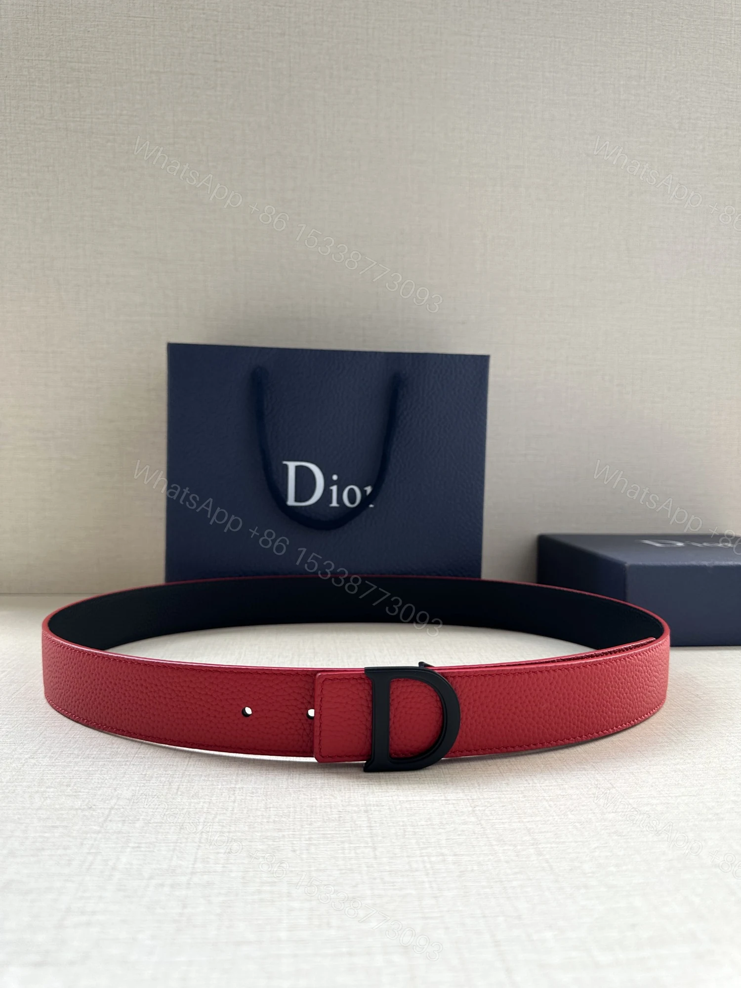Dior 一比一男士紅色皮帶 D標黑釦點綴 韓系街頭風 — view 1