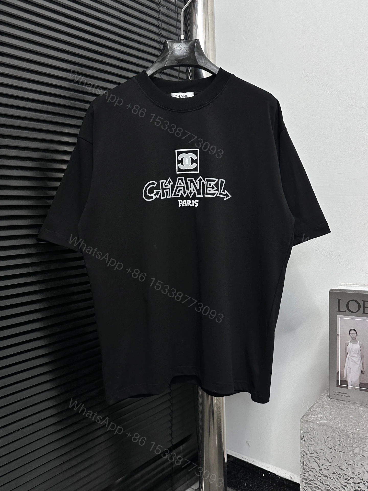 Chanel 原單男款黑色卡通字母T恤 雙C圖樣街頭感設計款 — view 1
