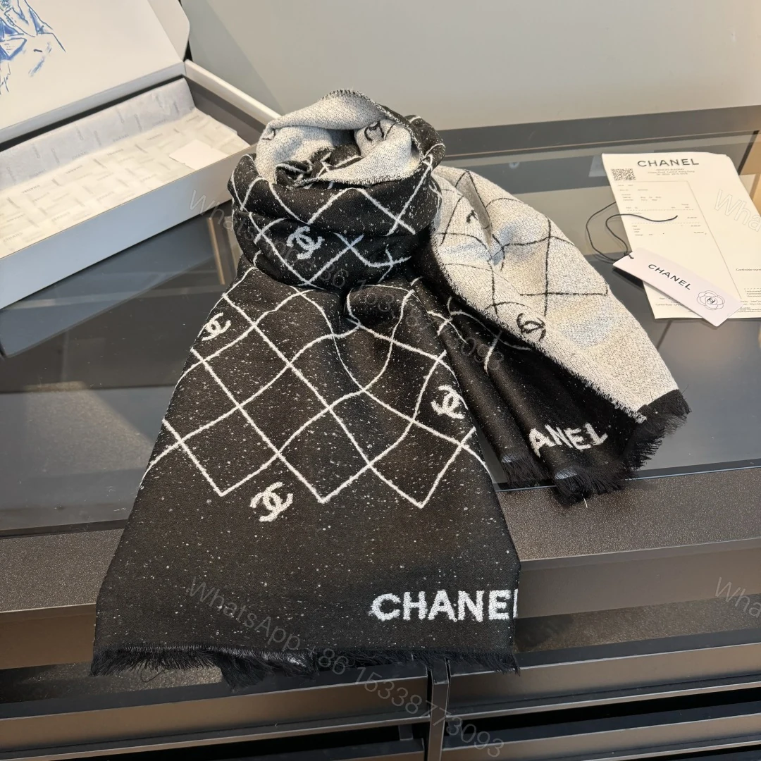 Chanel一比一菱格紋針織圍巾黑白雙C刺繡經典百搭款 — view 1