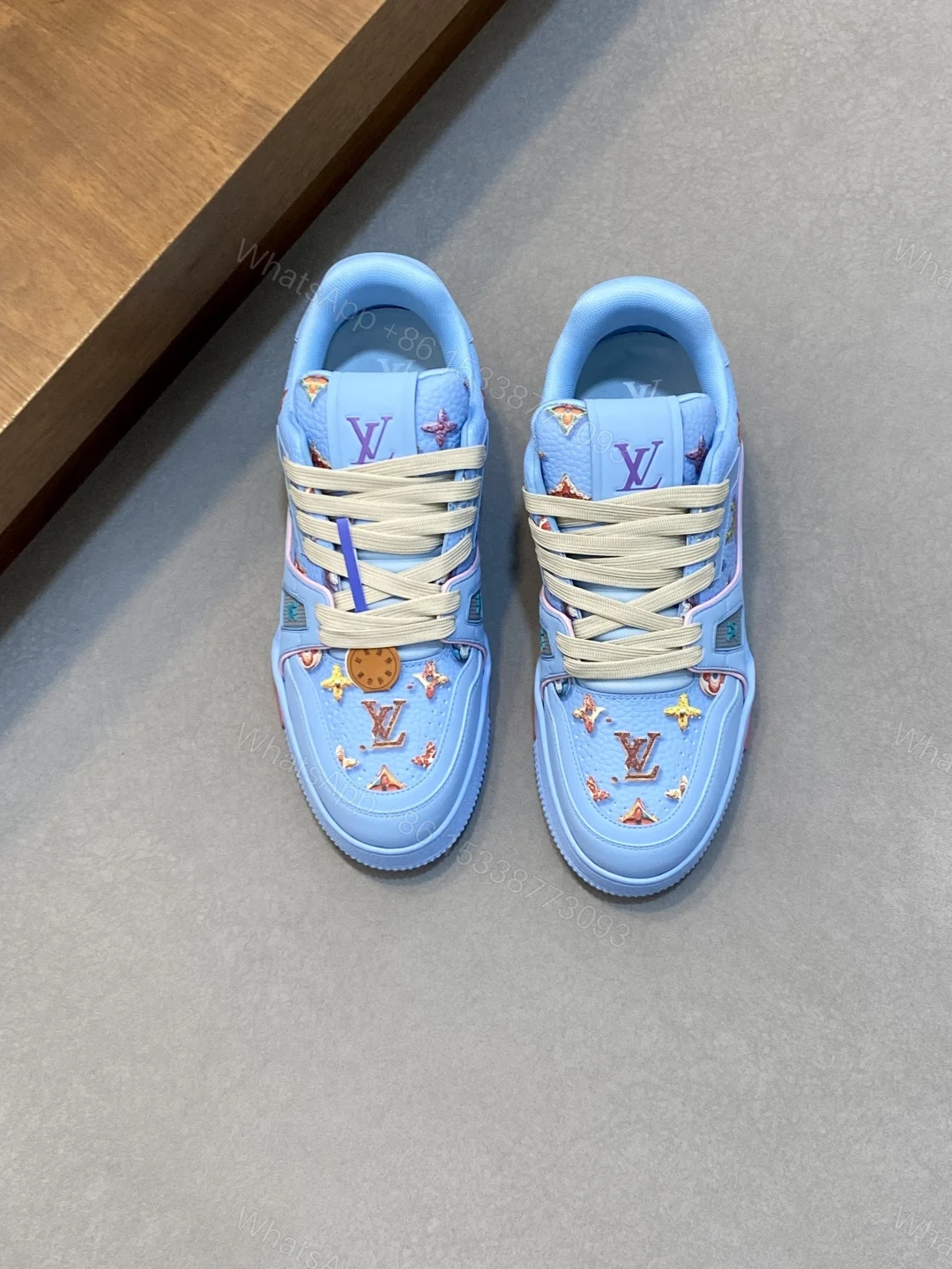 LV 高仿 男款 Trainer 天藍滿印刺繡鞋 清爽亮色潮流款 — view 1