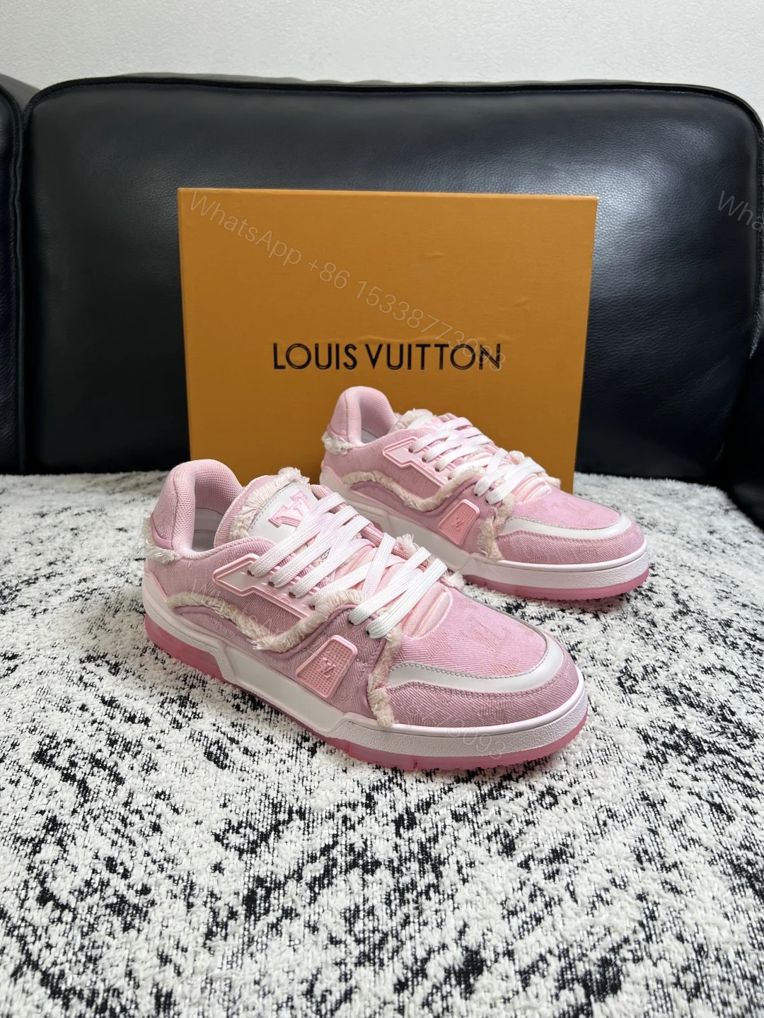 LV 一比一女款休閒鞋 粉色毛邊拼接厚底板鞋 百搭潮流運動鞋 — view 1