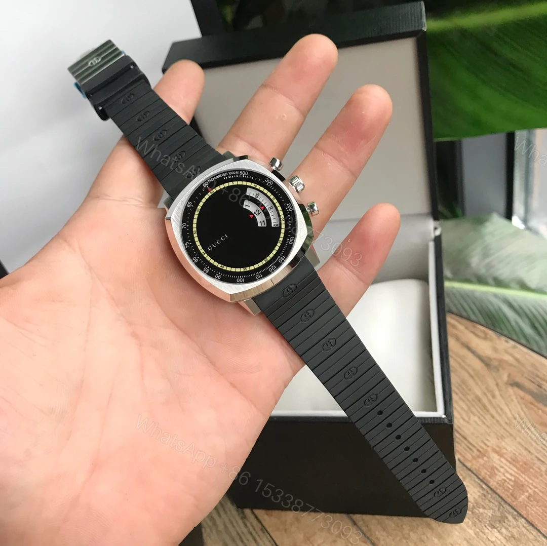 Gucci Grip 黑色表盤黑色橡膠錶帶腕錶 潮流跳時設計 — view 1