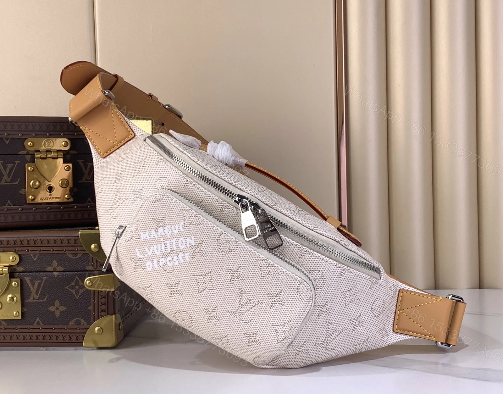 LV 原單 白色老花腰包 胸包斜挎運動包 — view 1