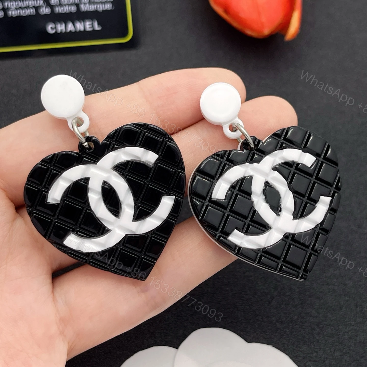 CHANEL A貨黑白心型雙C耳環 個性俏皮大款 — view 1