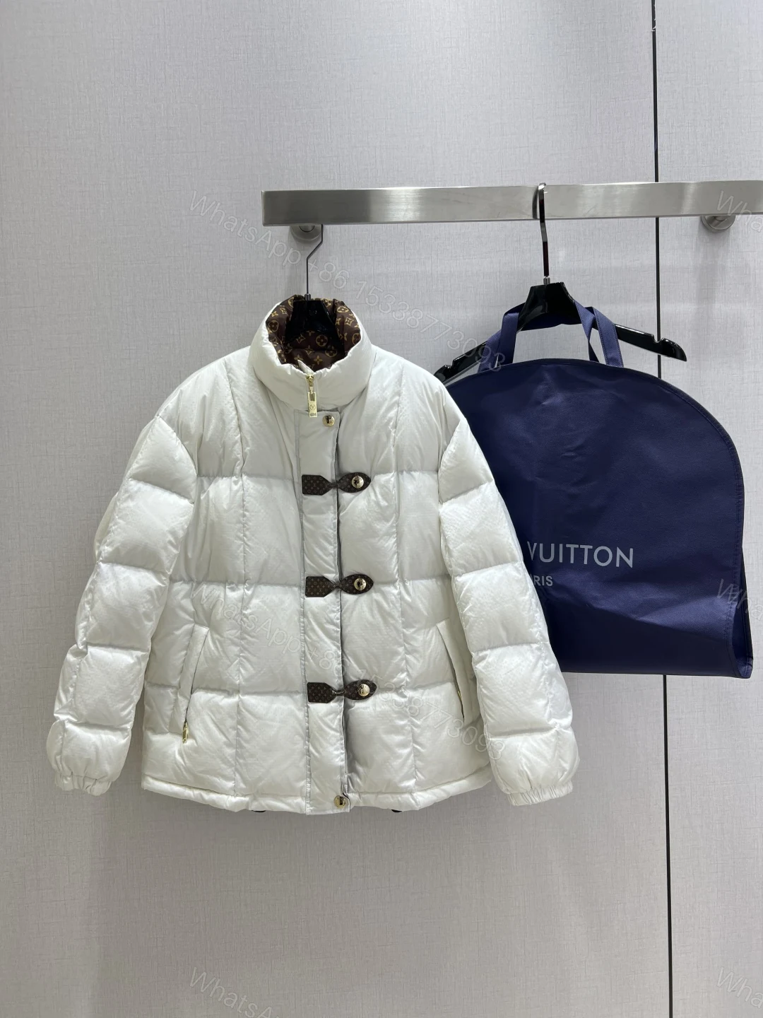 LV 一比一白色羽絨外套 經典Monogram內裡與皮扣設計 保暖時尚 — view 1