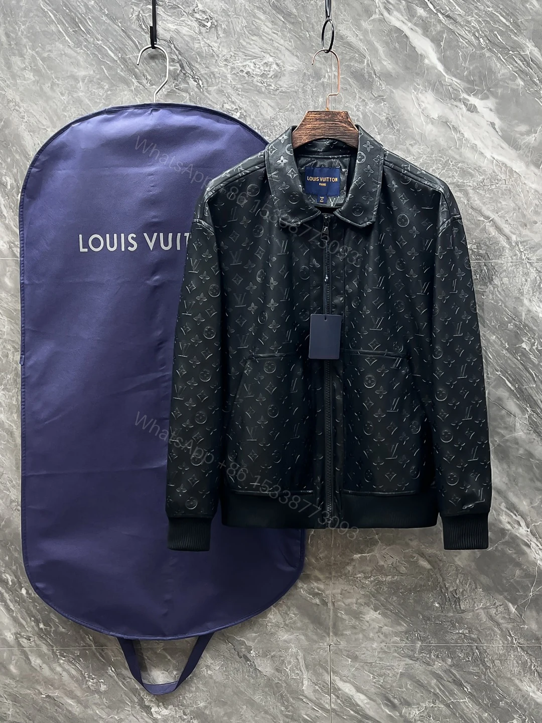 LV 高仿黑色外套 Monogram壓紋時尚款 — view 1