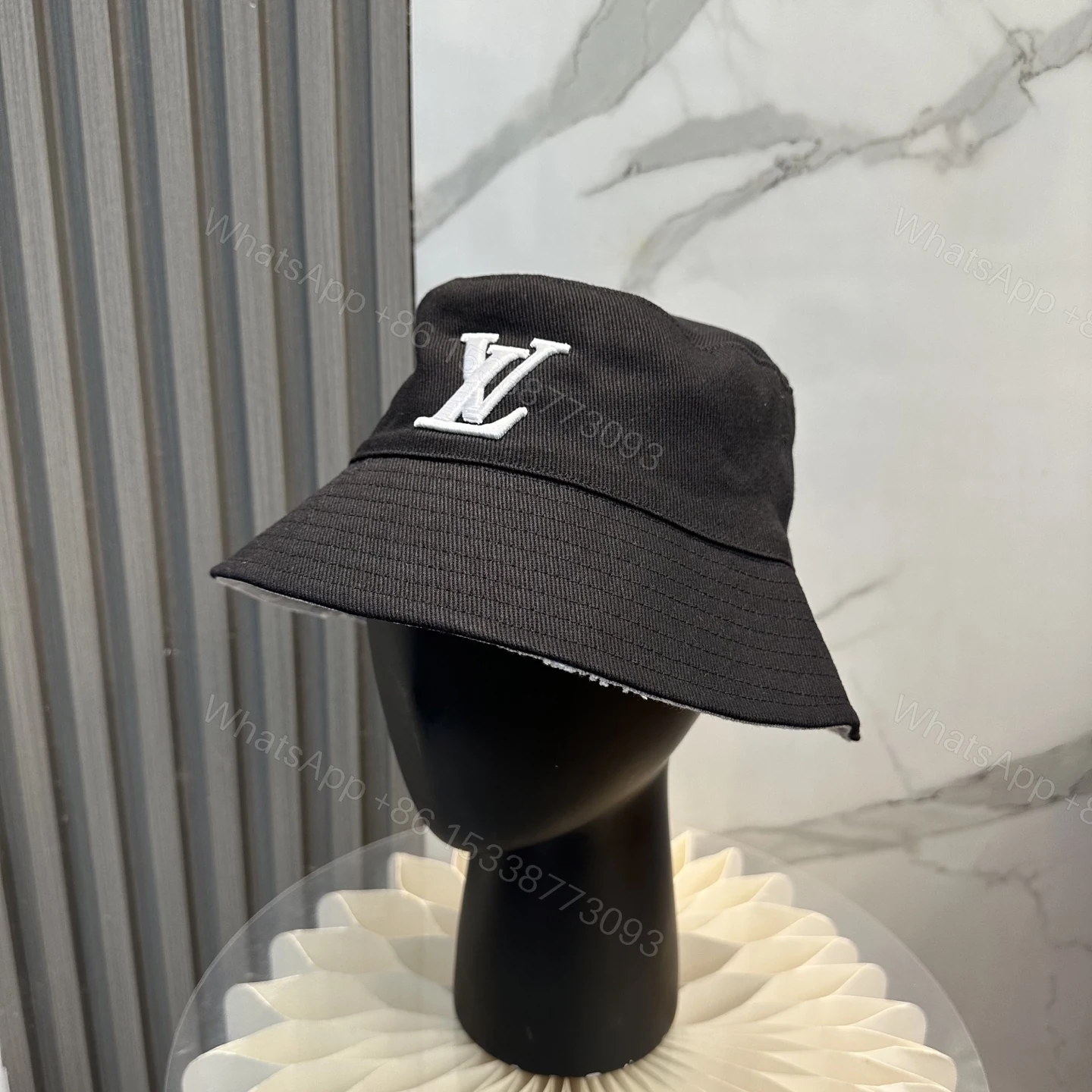 A貨LV 雙面刺繡Logo 黑色漁夫帽 — view 1