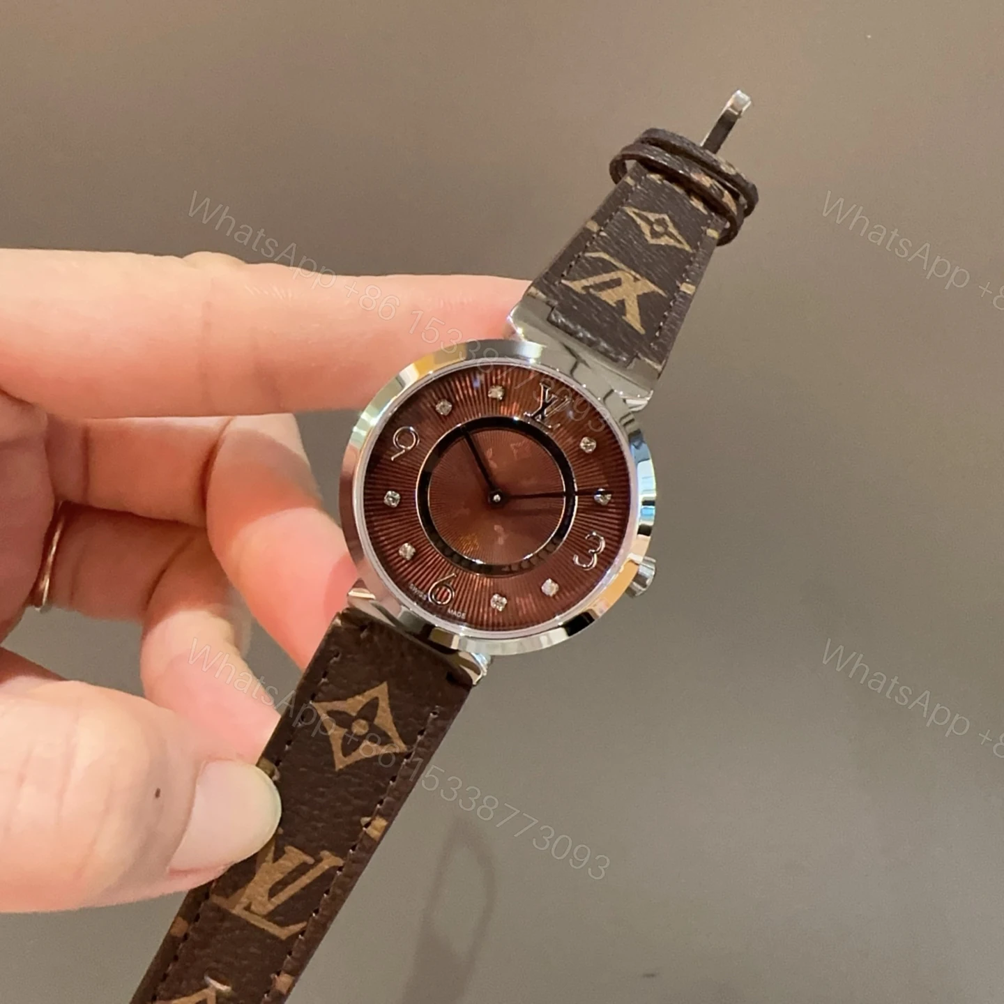 LV A貨女款老花面盤咖啡色腕錶 圓面經典百搭設計 — view 1