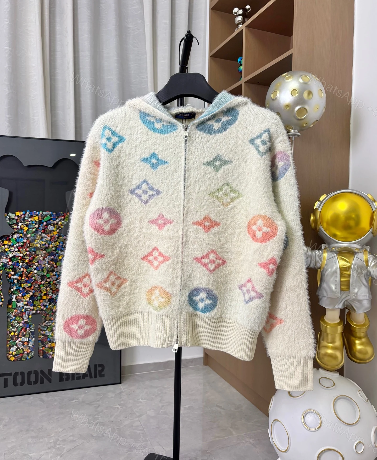 LV 高仿彩色Monogram毛絨連帽外套 柔軟舒適冬季款 — view 1