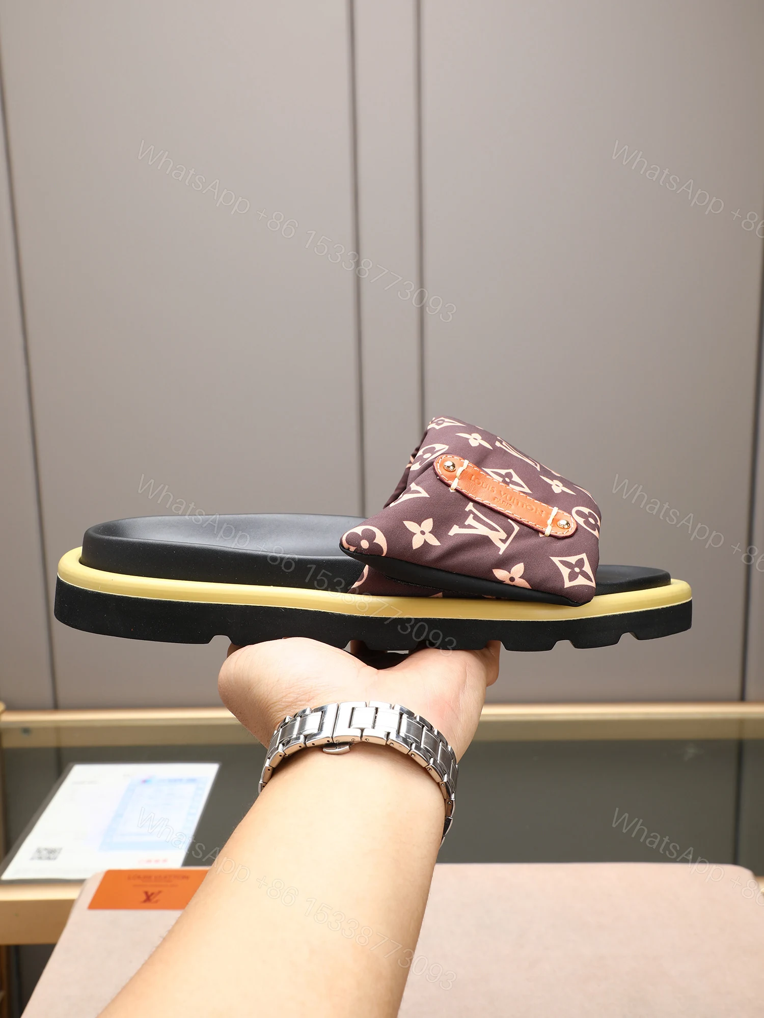 LV A貨 Monogram壓紋厚底拖鞋 黑色低調款 — view 1