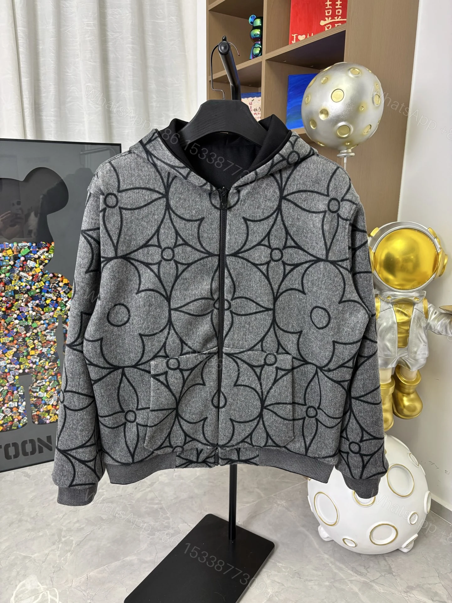 LV 原單灰色幾何Monogram連帽外套 高質感運動休閒款 — view 1
