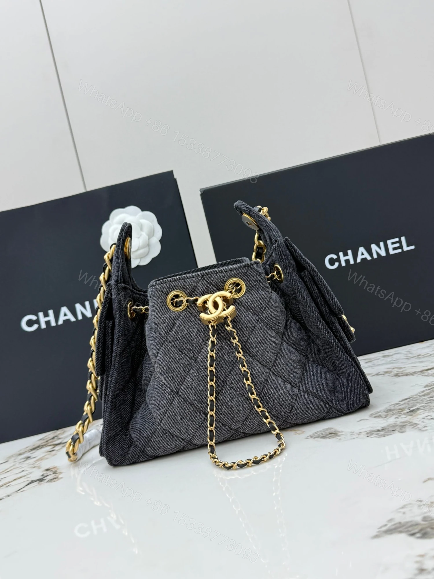 CHANEL 高仿 女款灰黑丹寧抽繩包 金鏈肩背休閒款 — view 1