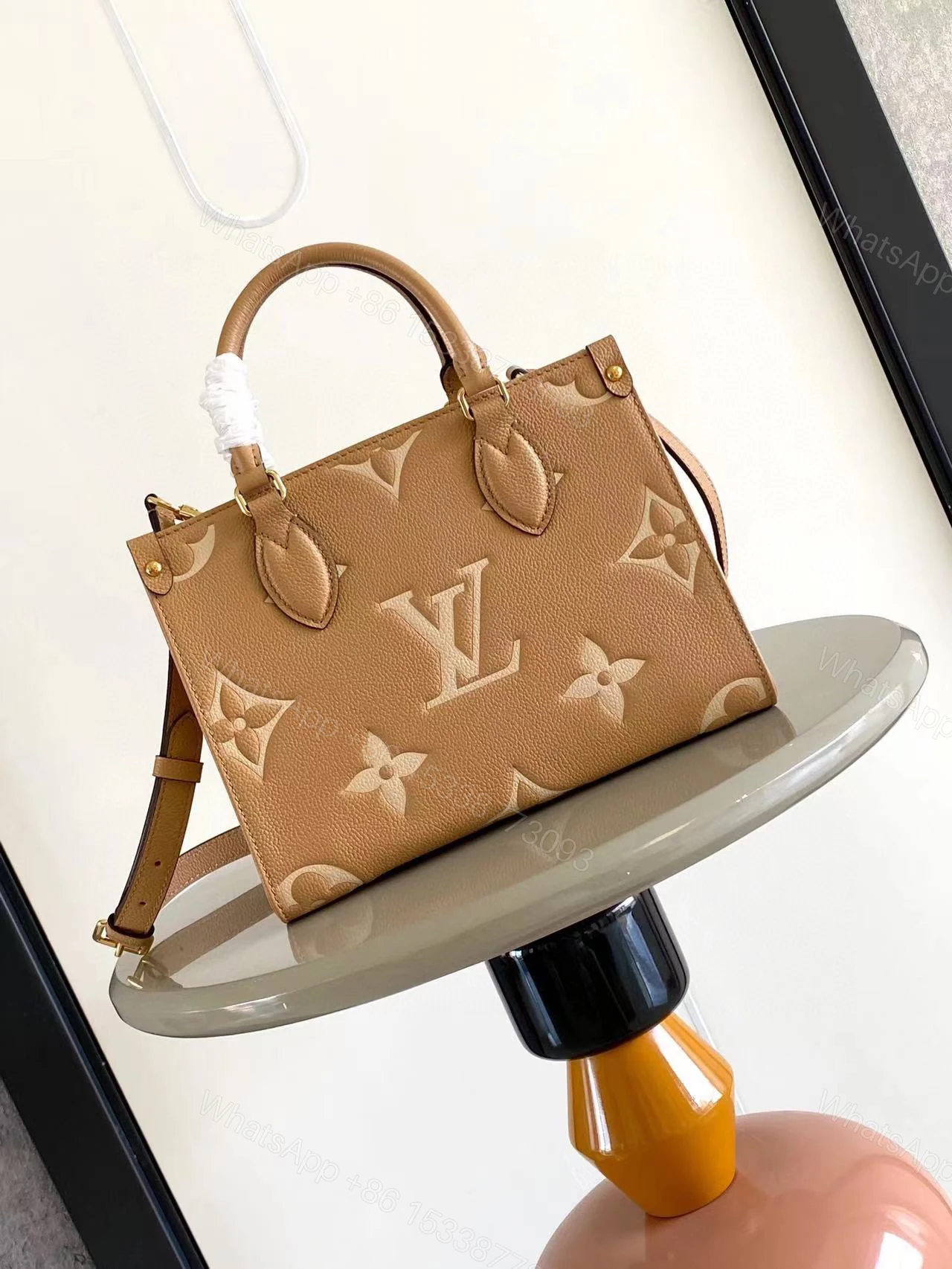 LV A貨OnTheGo PM焦糖色壓紋托特包 復古溫潤色調 — view 1