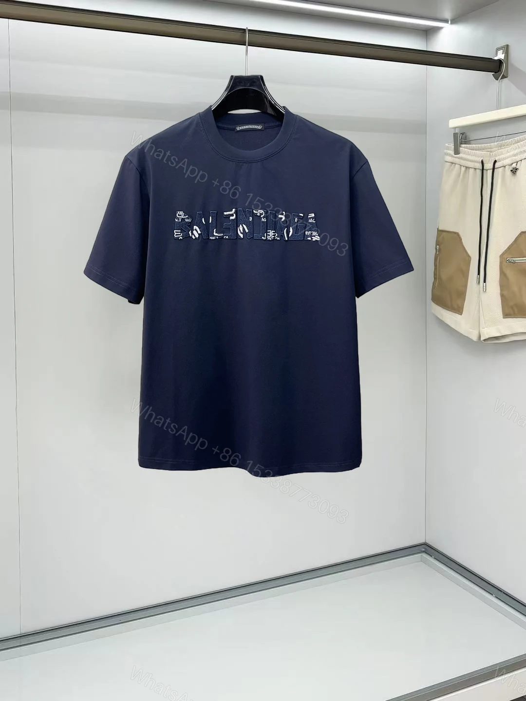 Balenciaga 一比一 男款短袖T恤 純色壓紋Logo設計 簡約百搭款 — view 1