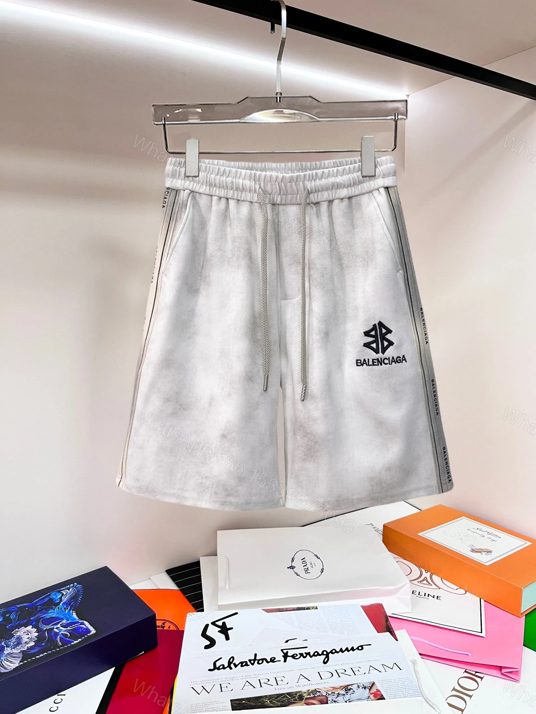 Balenciaga A貨 男款運動短褲 側條紋設計 寬鬆百搭款 — view 1