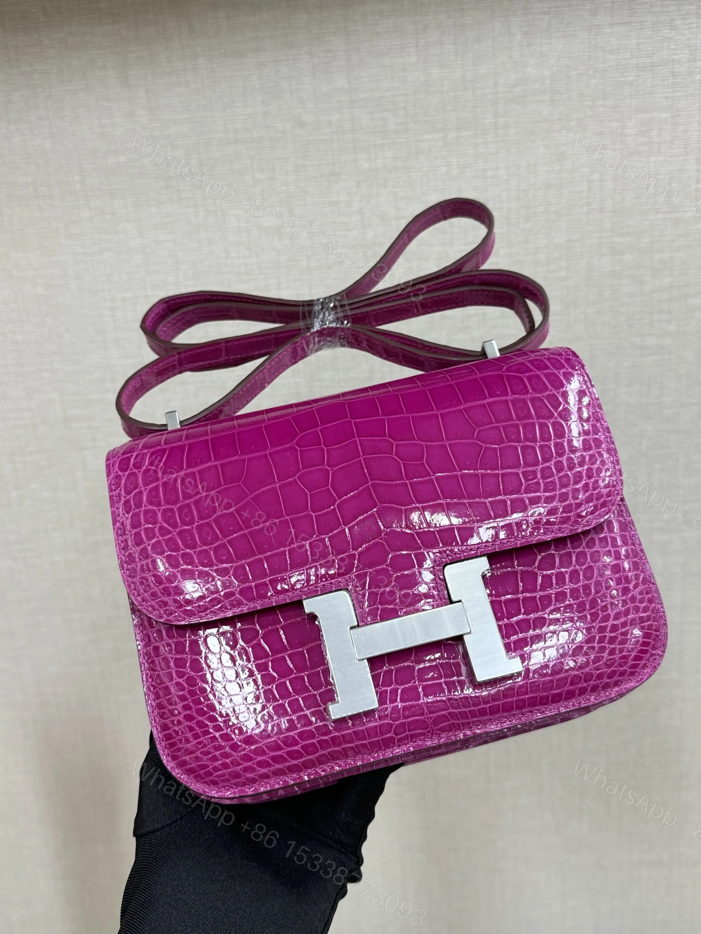 Hermes 高仿 女款 Constance 玫红色鱷魚紋斜背包 高端質感款 — view 1