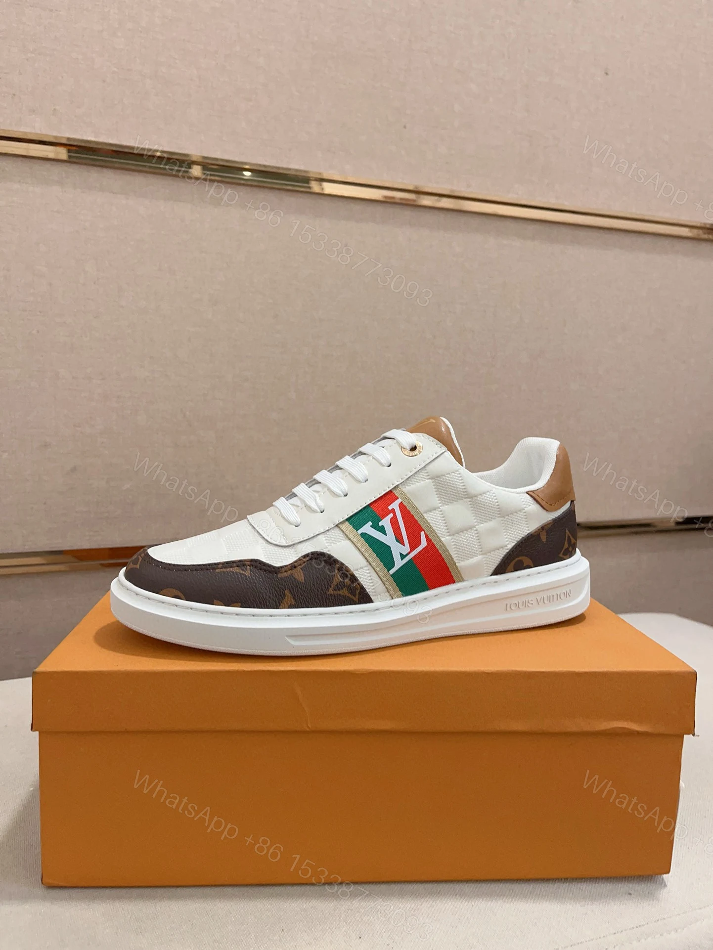 LV 一比一 白色Monogram拼接休閒鞋 經典潮流 — view 1