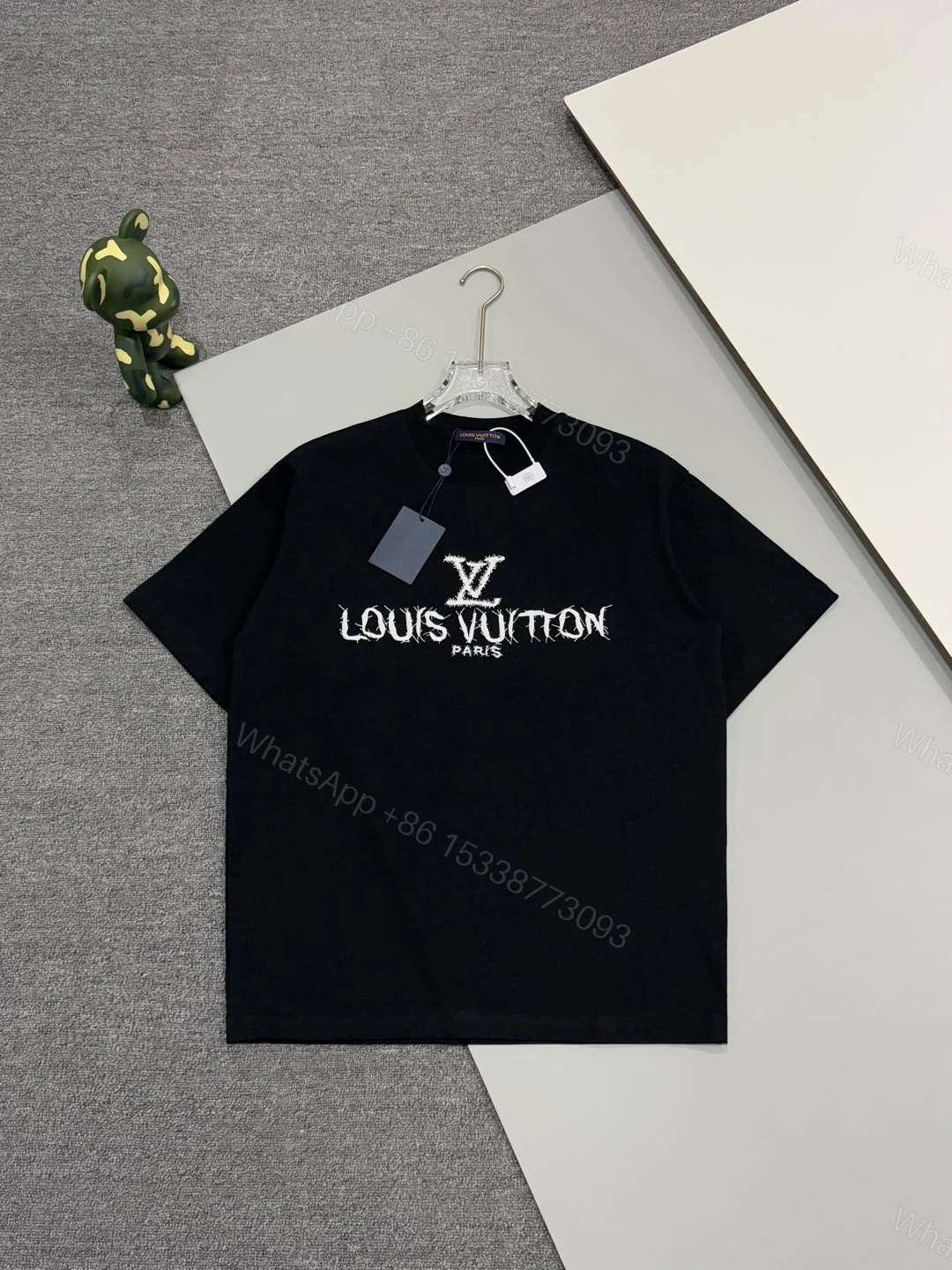 LV A貨毛邊Logo短T 黑色時尚圓領棉T男女通用款 — view 1