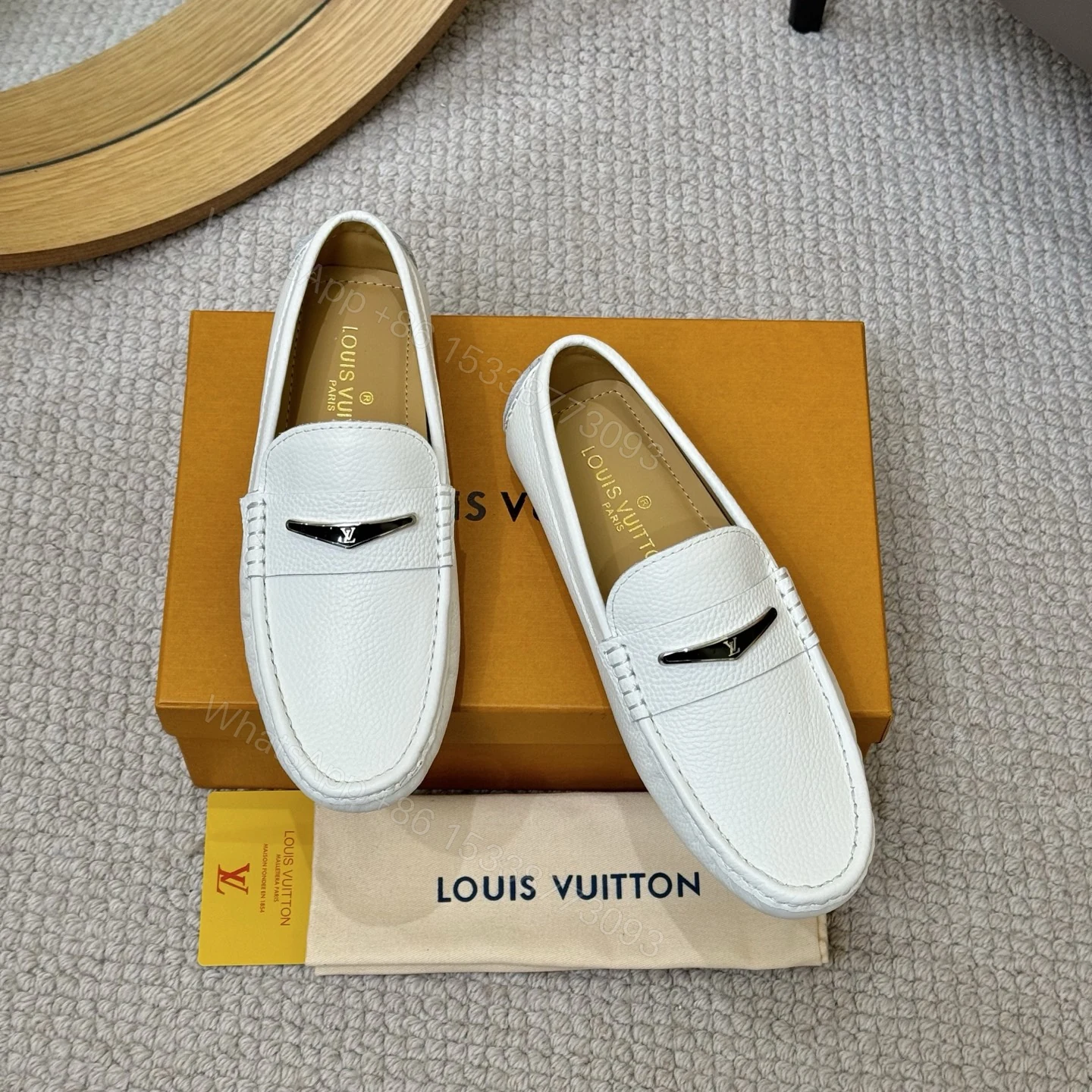 LV 精品仿製白色豆豆鞋 金屬LV飾扣 休閒時尚輕盈鞋款 — view 1