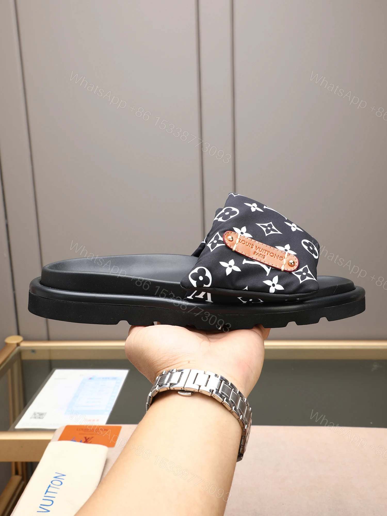 LV 高仿 Monogram厚底拖鞋 黑色經典百搭款 — view 1